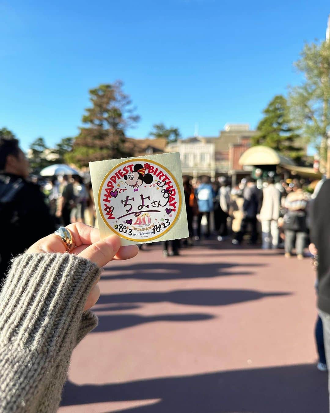 chiyo1173さんのインスタグラム写真 - (chiyo1173Instagram)「#outfitoftheday  昨日はディズニーランドへ 園内はハロウィンで盛り上がっていました🎃🍭 ・ ・ ディズニーコーデは、 ミニーちゃんカチューシャつけることを想定した ブラックコーデに❤︎ @clair.maison のワンピースは、 ふわっと広がるシルエットに 裾と袖口にフリルがたっぷり付いていて可愛いの。 ポンチ素材でシワにもならず着心地も良くて◎ ・ ・ 数年ぶりに完全復活した ディズニーハロウィン🐭🏰🎃🎈 風邪が長引いて 体調万全な状態で挑めなかったのが無念でしたが、 雰囲気味わうだけでもとっても楽しかったです！ ・ ・ #PR#clairmaison#クレメゾ#クレールメゾン #ootd#outfit#instafashion#コーデ#ディズニーコーデ#大人可愛い#ワンピースコーデ#大人女子コーデ#低身長コーデ#ディズニーランド#tokyodisneyland#locari#ロカリ」10月23日 21時44分 - chiyo1173
