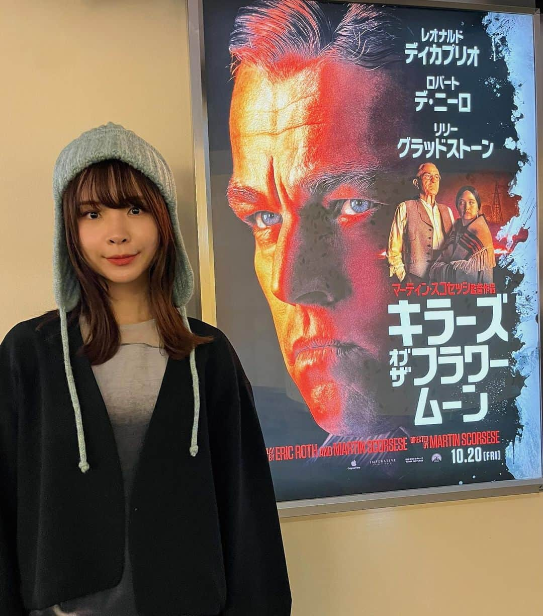 蒼山幸子さんのインスタグラム写真 - (蒼山幸子Instagram)「見た。 キラーズ・オブ・ザ・フラワームーン。 個人的に窮地に追いやられるディカプリオが好きなのですが(毎回大体そういう役ですが)、 今回はそれに加えて愚かな空っぽさが同居した 本当にだめでしかない人、その小物感を、 絶妙な塩梅で演じながら説得力を持たせていて、 やっぱりうまいなあと。 デニーロはもういるだけで怖い。 静かな瞳で語るリリーグラッドストーンもよかった。 史実が基になっているので、見終わってからもいろいろと考えさせられています。 確かに長尺だったけど、そこはさすがのスコセッシ。 見入っていたらいつの間にか終わっていました。 最初は3時間半かあ、と思ったけど夏にフォントリアーの5時間あるキングダムを見た経験が後押しになりました。 ありがとうキングダム。(？) 気が早いニット帽を被って行った。 秋は楽しい。 #キラーズオブザフラワームーン」10月23日 21時48分 - sachiko_aoyama