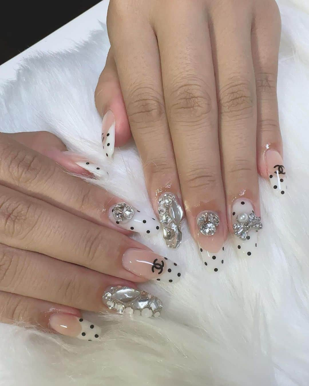 香織のインスタグラム：「CHANEL NAIL  #nail#スカルプ#バーチャルフレンチ#大阪ネイルサロン#岸和田ネイルサロン#ワンホンネイル#シャネルネイル」