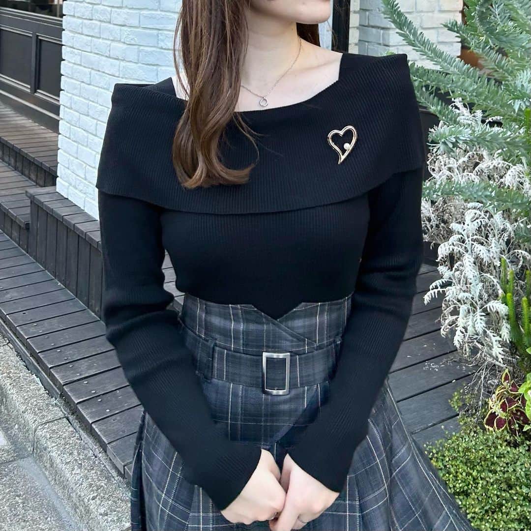 INGNI STOREさんのインスタグラム写真 - (INGNI STOREInstagram)「【おすすめのブローチ付きニット♡】 ⁡ ⁡ ⁡ ⁡ ⁡ 可愛いブローチ付きの新作ニットをご紹介💐 ⁡ ブローチがアクセントになって より一層トレンドライクなコーデが叶います♡ ⁡ ⁡ ⁡ ⁡ ■ブローチ付オフショルニット #1234-900192 ¥3,960 (tax in)  4カラー ⁡ ■ブローチ付フェザーヤーン長袖ニット #1234-900195 ¥4,290 (tax in) 6カラー ⁡ ■Vネックブローチ付フェザーヤーンニットカーディガン #1234-600244 ¥4,950 (tax in) 3カラー ⁡ ■肩開きブローチ付ニット #1234-900248 ¥3,960 (tax in) 3カラー ⁡ ■ブローチ付フレアスリーブ配色ニット #1234-900185 ¥3,630 (tax in) 5カラー ⁡ ⁡  ┈┈┈┈┈┈┈┈┈┈┈┈┈┈┈┈┈┈┈┈┈┈┈ ⁡ ⁡ 〈INGNIコーデを大募集♡〉 @ingnistoreと#ingniコーデ のタグをつけて投稿していただいた方の中から、随時公式アカウントにてご紹介させていただきます‼︎ ⁡ ⁡ #INGN I#ingni #fashion #2023 #aw #오오티디 #패션#穿配不重样#秋コーデ #冬コーデ #デートコーデ #ファッション #トレンドコーデ #韓国コーデ #フェミニンコーデ #大人可愛い #きれいめコーデ #甘めカジュアル #大人カジュアル #大人カジュアルコーデ ⁡ ⁡」10月23日 21時50分 - ingnistore