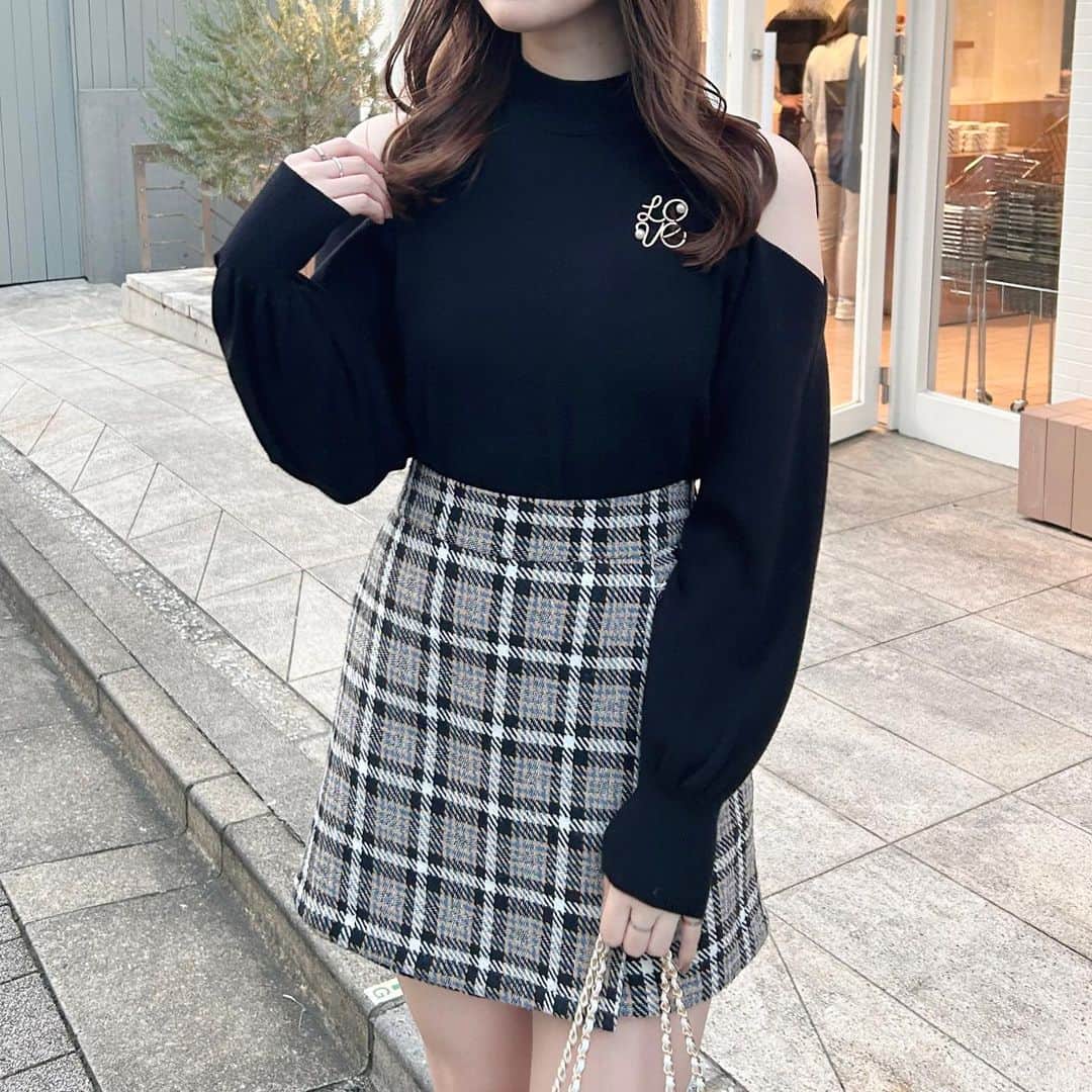 INGNI STOREさんのインスタグラム写真 - (INGNI STOREInstagram)「【おすすめのブローチ付きニット♡】 ⁡ ⁡ ⁡ ⁡ ⁡ 可愛いブローチ付きの新作ニットをご紹介💐 ⁡ ブローチがアクセントになって より一層トレンドライクなコーデが叶います♡ ⁡ ⁡ ⁡ ⁡ ■ブローチ付オフショルニット #1234-900192 ¥3,960 (tax in)  4カラー ⁡ ■ブローチ付フェザーヤーン長袖ニット #1234-900195 ¥4,290 (tax in) 6カラー ⁡ ■Vネックブローチ付フェザーヤーンニットカーディガン #1234-600244 ¥4,950 (tax in) 3カラー ⁡ ■肩開きブローチ付ニット #1234-900248 ¥3,960 (tax in) 3カラー ⁡ ■ブローチ付フレアスリーブ配色ニット #1234-900185 ¥3,630 (tax in) 5カラー ⁡ ⁡  ┈┈┈┈┈┈┈┈┈┈┈┈┈┈┈┈┈┈┈┈┈┈┈ ⁡ ⁡ 〈INGNIコーデを大募集♡〉 @ingnistoreと#ingniコーデ のタグをつけて投稿していただいた方の中から、随時公式アカウントにてご紹介させていただきます‼︎ ⁡ ⁡ #INGN I#ingni #fashion #2023 #aw #오오티디 #패션#穿配不重样#秋コーデ #冬コーデ #デートコーデ #ファッション #トレンドコーデ #韓国コーデ #フェミニンコーデ #大人可愛い #きれいめコーデ #甘めカジュアル #大人カジュアル #大人カジュアルコーデ ⁡ ⁡」10月23日 21時50分 - ingnistore