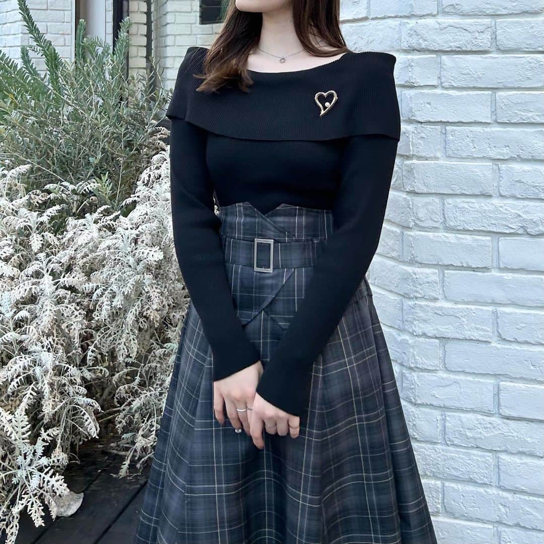 INGNI STOREさんのインスタグラム写真 - (INGNI STOREInstagram)「【おすすめのブローチ付きニット♡】 ⁡ ⁡ ⁡ ⁡ ⁡ 可愛いブローチ付きの新作ニットをご紹介💐 ⁡ ブローチがアクセントになって より一層トレンドライクなコーデが叶います♡ ⁡ ⁡ ⁡ ⁡ ■ブローチ付オフショルニット #1234-900192 ¥3,960 (tax in)  4カラー ⁡ ■ブローチ付フェザーヤーン長袖ニット #1234-900195 ¥4,290 (tax in) 6カラー ⁡ ■Vネックブローチ付フェザーヤーンニットカーディガン #1234-600244 ¥4,950 (tax in) 3カラー ⁡ ■肩開きブローチ付ニット #1234-900248 ¥3,960 (tax in) 3カラー ⁡ ■ブローチ付フレアスリーブ配色ニット #1234-900185 ¥3,630 (tax in) 5カラー ⁡ ⁡  ┈┈┈┈┈┈┈┈┈┈┈┈┈┈┈┈┈┈┈┈┈┈┈ ⁡ ⁡ 〈INGNIコーデを大募集♡〉 @ingnistoreと#ingniコーデ のタグをつけて投稿していただいた方の中から、随時公式アカウントにてご紹介させていただきます‼︎ ⁡ ⁡ #INGN I#ingni #fashion #2023 #aw #오오티디 #패션#穿配不重样#秋コーデ #冬コーデ #デートコーデ #ファッション #トレンドコーデ #韓国コーデ #フェミニンコーデ #大人可愛い #きれいめコーデ #甘めカジュアル #大人カジュアル #大人カジュアルコーデ ⁡ ⁡」10月23日 21時50分 - ingnistore