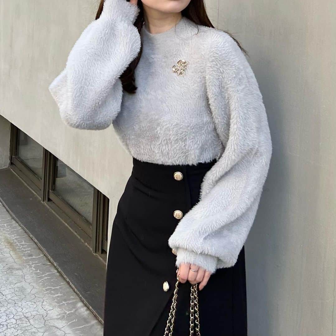 INGNI STOREさんのインスタグラム写真 - (INGNI STOREInstagram)「【おすすめのブローチ付きニット♡】 ⁡ ⁡ ⁡ ⁡ ⁡ 可愛いブローチ付きの新作ニットをご紹介💐 ⁡ ブローチがアクセントになって より一層トレンドライクなコーデが叶います♡ ⁡ ⁡ ⁡ ⁡ ■ブローチ付オフショルニット #1234-900192 ¥3,960 (tax in)  4カラー ⁡ ■ブローチ付フェザーヤーン長袖ニット #1234-900195 ¥4,290 (tax in) 6カラー ⁡ ■Vネックブローチ付フェザーヤーンニットカーディガン #1234-600244 ¥4,950 (tax in) 3カラー ⁡ ■肩開きブローチ付ニット #1234-900248 ¥3,960 (tax in) 3カラー ⁡ ■ブローチ付フレアスリーブ配色ニット #1234-900185 ¥3,630 (tax in) 5カラー ⁡ ⁡  ┈┈┈┈┈┈┈┈┈┈┈┈┈┈┈┈┈┈┈┈┈┈┈ ⁡ ⁡ 〈INGNIコーデを大募集♡〉 @ingnistoreと#ingniコーデ のタグをつけて投稿していただいた方の中から、随時公式アカウントにてご紹介させていただきます‼︎ ⁡ ⁡ #INGN I#ingni #fashion #2023 #aw #오오티디 #패션#穿配不重样#秋コーデ #冬コーデ #デートコーデ #ファッション #トレンドコーデ #韓国コーデ #フェミニンコーデ #大人可愛い #きれいめコーデ #甘めカジュアル #大人カジュアル #大人カジュアルコーデ ⁡ ⁡」10月23日 21時50分 - ingnistore