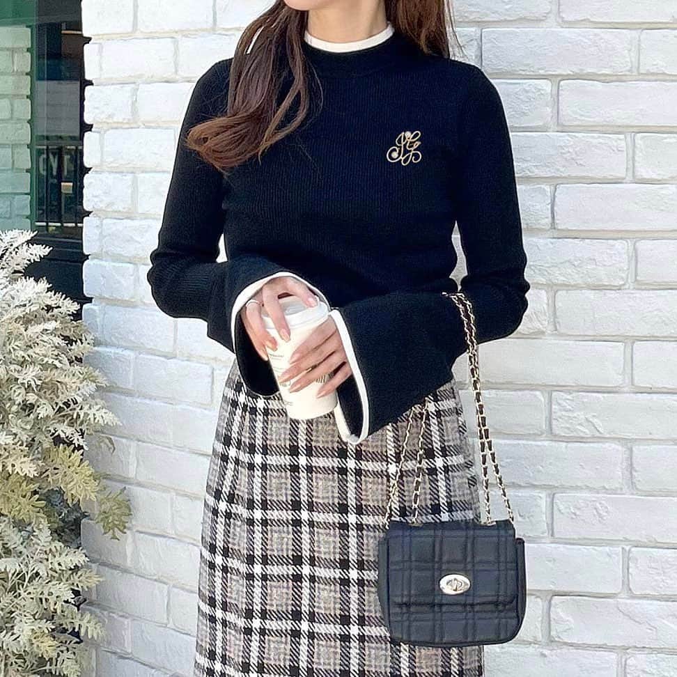 INGNI STOREさんのインスタグラム写真 - (INGNI STOREInstagram)「【おすすめのブローチ付きニット♡】 ⁡ ⁡ ⁡ ⁡ ⁡ 可愛いブローチ付きの新作ニットをご紹介💐 ⁡ ブローチがアクセントになって より一層トレンドライクなコーデが叶います♡ ⁡ ⁡ ⁡ ⁡ ■ブローチ付オフショルニット #1234-900192 ¥3,960 (tax in)  4カラー ⁡ ■ブローチ付フェザーヤーン長袖ニット #1234-900195 ¥4,290 (tax in) 6カラー ⁡ ■Vネックブローチ付フェザーヤーンニットカーディガン #1234-600244 ¥4,950 (tax in) 3カラー ⁡ ■肩開きブローチ付ニット #1234-900248 ¥3,960 (tax in) 3カラー ⁡ ■ブローチ付フレアスリーブ配色ニット #1234-900185 ¥3,630 (tax in) 5カラー ⁡ ⁡  ┈┈┈┈┈┈┈┈┈┈┈┈┈┈┈┈┈┈┈┈┈┈┈ ⁡ ⁡ 〈INGNIコーデを大募集♡〉 @ingnistoreと#ingniコーデ のタグをつけて投稿していただいた方の中から、随時公式アカウントにてご紹介させていただきます‼︎ ⁡ ⁡ #INGN I#ingni #fashion #2023 #aw #오오티디 #패션#穿配不重样#秋コーデ #冬コーデ #デートコーデ #ファッション #トレンドコーデ #韓国コーデ #フェミニンコーデ #大人可愛い #きれいめコーデ #甘めカジュアル #大人カジュアル #大人カジュアルコーデ ⁡ ⁡」10月23日 21時50分 - ingnistore