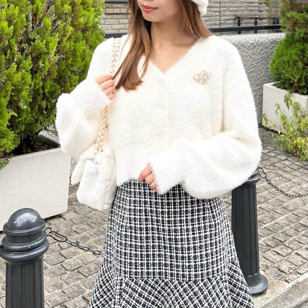 INGNI STOREさんのインスタグラム写真 - (INGNI STOREInstagram)「【おすすめのブローチ付きニット♡】 ⁡ ⁡ ⁡ ⁡ ⁡ 可愛いブローチ付きの新作ニットをご紹介💐 ⁡ ブローチがアクセントになって より一層トレンドライクなコーデが叶います♡ ⁡ ⁡ ⁡ ⁡ ■ブローチ付オフショルニット #1234-900192 ¥3,960 (tax in)  4カラー ⁡ ■ブローチ付フェザーヤーン長袖ニット #1234-900195 ¥4,290 (tax in) 6カラー ⁡ ■Vネックブローチ付フェザーヤーンニットカーディガン #1234-600244 ¥4,950 (tax in) 3カラー ⁡ ■肩開きブローチ付ニット #1234-900248 ¥3,960 (tax in) 3カラー ⁡ ■ブローチ付フレアスリーブ配色ニット #1234-900185 ¥3,630 (tax in) 5カラー ⁡ ⁡  ┈┈┈┈┈┈┈┈┈┈┈┈┈┈┈┈┈┈┈┈┈┈┈ ⁡ ⁡ 〈INGNIコーデを大募集♡〉 @ingnistoreと#ingniコーデ のタグをつけて投稿していただいた方の中から、随時公式アカウントにてご紹介させていただきます‼︎ ⁡ ⁡ #INGN I#ingni #fashion #2023 #aw #오오티디 #패션#穿配不重样#秋コーデ #冬コーデ #デートコーデ #ファッション #トレンドコーデ #韓国コーデ #フェミニンコーデ #大人可愛い #きれいめコーデ #甘めカジュアル #大人カジュアル #大人カジュアルコーデ ⁡ ⁡」10月23日 21時50分 - ingnistore
