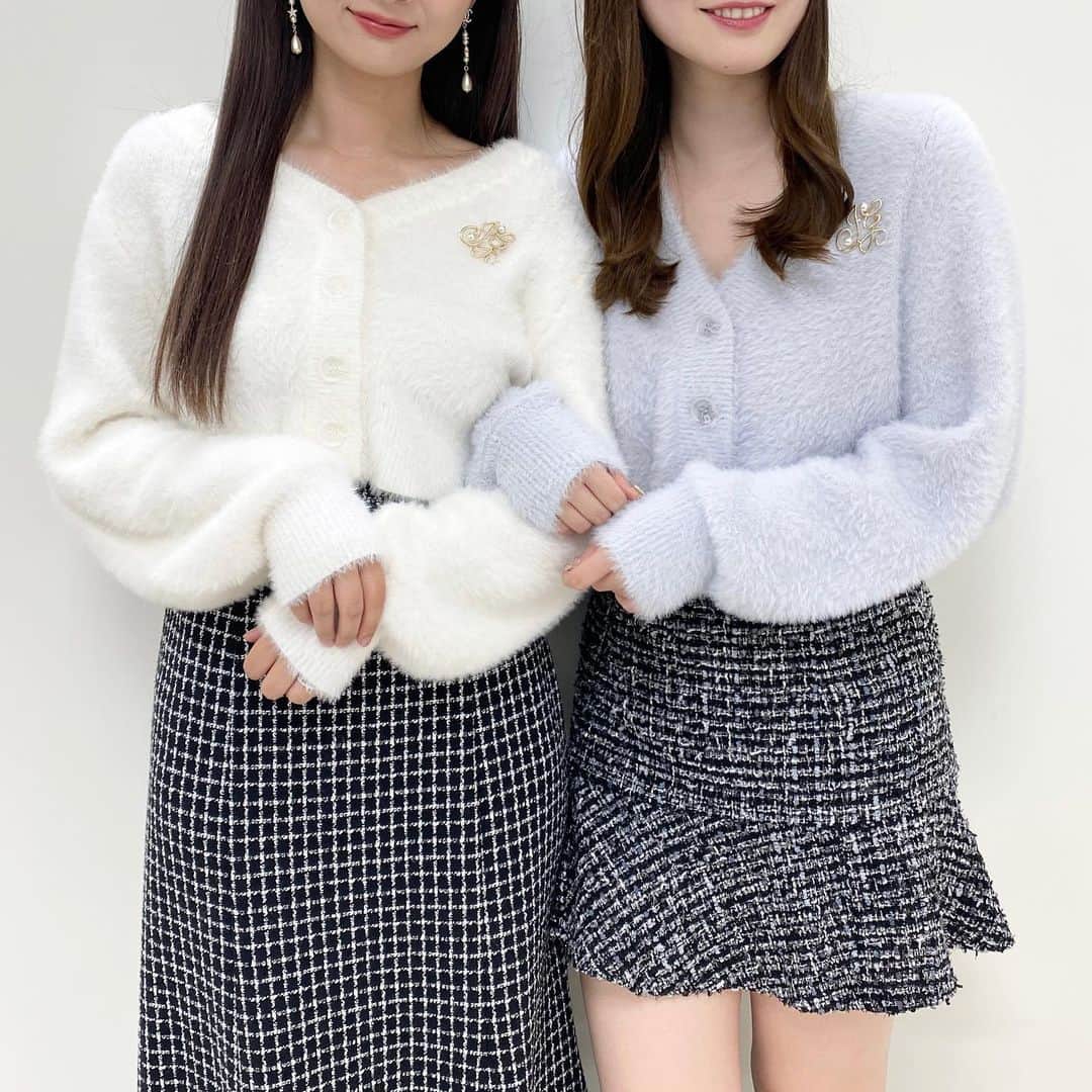 INGNI STOREさんのインスタグラム写真 - (INGNI STOREInstagram)「【おすすめのブローチ付きニット♡】 ⁡ ⁡ ⁡ ⁡ ⁡ 可愛いブローチ付きの新作ニットをご紹介💐 ⁡ ブローチがアクセントになって より一層トレンドライクなコーデが叶います♡ ⁡ ⁡ ⁡ ⁡ ■ブローチ付オフショルニット #1234-900192 ¥3,960 (tax in)  4カラー ⁡ ■ブローチ付フェザーヤーン長袖ニット #1234-900195 ¥4,290 (tax in) 6カラー ⁡ ■Vネックブローチ付フェザーヤーンニットカーディガン #1234-600244 ¥4,950 (tax in) 3カラー ⁡ ■肩開きブローチ付ニット #1234-900248 ¥3,960 (tax in) 3カラー ⁡ ■ブローチ付フレアスリーブ配色ニット #1234-900185 ¥3,630 (tax in) 5カラー ⁡ ⁡  ┈┈┈┈┈┈┈┈┈┈┈┈┈┈┈┈┈┈┈┈┈┈┈ ⁡ ⁡ 〈INGNIコーデを大募集♡〉 @ingnistoreと#ingniコーデ のタグをつけて投稿していただいた方の中から、随時公式アカウントにてご紹介させていただきます‼︎ ⁡ ⁡ #INGN I#ingni #fashion #2023 #aw #오오티디 #패션#穿配不重样#秋コーデ #冬コーデ #デートコーデ #ファッション #トレンドコーデ #韓国コーデ #フェミニンコーデ #大人可愛い #きれいめコーデ #甘めカジュアル #大人カジュアル #大人カジュアルコーデ ⁡ ⁡」10月23日 21時50分 - ingnistore