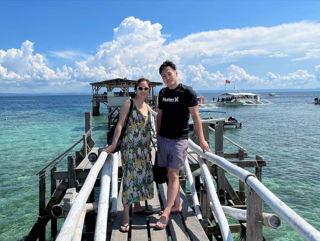 尾島知佳さんのインスタグラム写真 - (尾島知佳Instagram)「2023.10.20〜10.23🇵🇭 1st WEDDING ANNIVERSARY☝️ . 結婚1年記念日だったので、出会った場所フィリピンのセブ島に行ってきました♪ 6年ぶりのセブでしたが、本当に懐かしくてエモかった🩶🤍 あの独特な匂い、きったねー街、綺麗すぎる海、ぼったくってくるタクシー、頭良すぎるわんちゃん、うますぎるマンゴーシェイク、紙が流せない便座もないトイレ、さいっこーによかった😆♡ こうやって聞くとあまりいいところにきこえないかもだけど、すんごくいいところです🏝️  セブ島で出会い、長いこと遠距離も経て、またこうやって夫婦になってから旅行に行けるセブ島✈️ きっとこの先も、セブ島にはいくんだろーなーなんて話しながら帰国🇯🇵飛行機が飛ばなくなって滞在期間伸びることを願ったけど、しっかり帰って来れた！笑  お互い仕事してる中で、休みを合わせ旅行に行く、しかも海外旅行となるとさらにお金かかる。頻繁に行けるわけではないから、また海外旅行に行くために頑張って働いて貯金して計画していきたいです🩷  （今旦那さんは、私の寝顔写真見て笑ってますｳｻﾞwww）  #結婚記念日 #記念日旅行 #セブ島 #夫婦旅行 #フィリピン #サラマ #weddinganniversary #trip #philippines #cebu」10月23日 21時50分 - chika.ojima