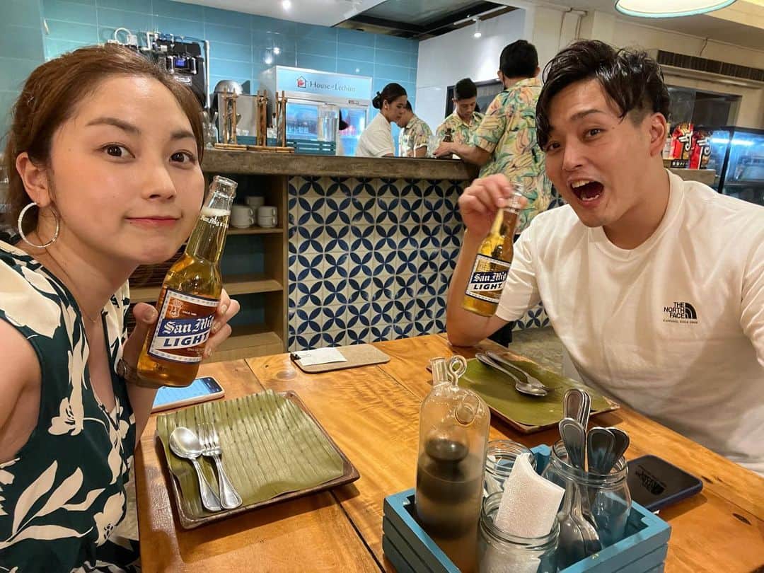 尾島知佳のインスタグラム：「2023.10.20〜10.23🇵🇭 1st WEDDING ANNIVERSARY☝️ . 結婚1年記念日だったので、出会った場所フィリピンのセブ島に行ってきました♪ 6年ぶりのセブでしたが、本当に懐かしくてエモかった🩶🤍 あの独特な匂い、きったねー街、綺麗すぎる海、ぼったくってくるタクシー、頭良すぎるわんちゃん、うますぎるマンゴーシェイク、紙が流せない便座もないトイレ、さいっこーによかった😆♡ こうやって聞くとあまりいいところにきこえないかもだけど、すんごくいいところです🏝️  セブ島で出会い、長いこと遠距離も経て、またこうやって夫婦になってから旅行に行けるセブ島✈️ きっとこの先も、セブ島にはいくんだろーなーなんて話しながら帰国🇯🇵飛行機が飛ばなくなって滞在期間伸びることを願ったけど、しっかり帰って来れた！笑  お互い仕事してる中で、休みを合わせ旅行に行く、しかも海外旅行となるとさらにお金かかる。頻繁に行けるわけではないから、また海外旅行に行くために頑張って働いて貯金して計画していきたいです🩷  （今旦那さんは、私の寝顔写真見て笑ってますｳｻﾞwww）  #結婚記念日 #記念日旅行 #セブ島 #夫婦旅行 #フィリピン #サラマ #weddinganniversary #trip #philippines #cebu」