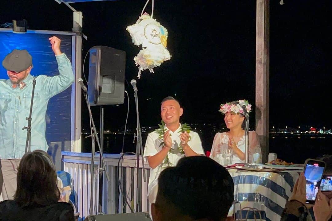 高松いくさんのインスタグラム写真 - (高松いくInstagram)「さえちゃん♡ブッチ  改めて、おめでとう🎊㊗️  伝えたくて  沖縄から帰京✈️❤️そりゃー駆けつけるわ‼️ 空飛んでお祝いに駆けつけた❤️  SUPイベントを一緒にやっている仲間 @saegoeson さえちゃんの結婚式でした💙  逗子の海の目の前で、夕焼けも輝く場所で 良いお天気で🥺  本当に素敵な結婚式でした😭  👶❤️ 新しい家族👪の誕生で 更に ポカポカな家族が増えてご両親の喜ぶお姿も 2人をお祝いする皆さんのお姿も もちろん2人の姿も 本当に本当に素敵でした(;o;)❤️  末長く、お幸せに💛 末長く、よろしくね💙  幸せのおすそ分け頂き お祝いが出来  幸せでした😌  おめでとう🎈  あーーー楽しみだな〜さえキッズ👶 一緒に何して遊ぼう😍✨笑  #結婚式 #友人代表スピーチ めちゃくちゃ緊張してしまった 伝えたい事がありすぎて、溢れちゃって 心から おめでとう♡」10月23日 21時52分 - iku_takamatsu_trip_sup_yoga