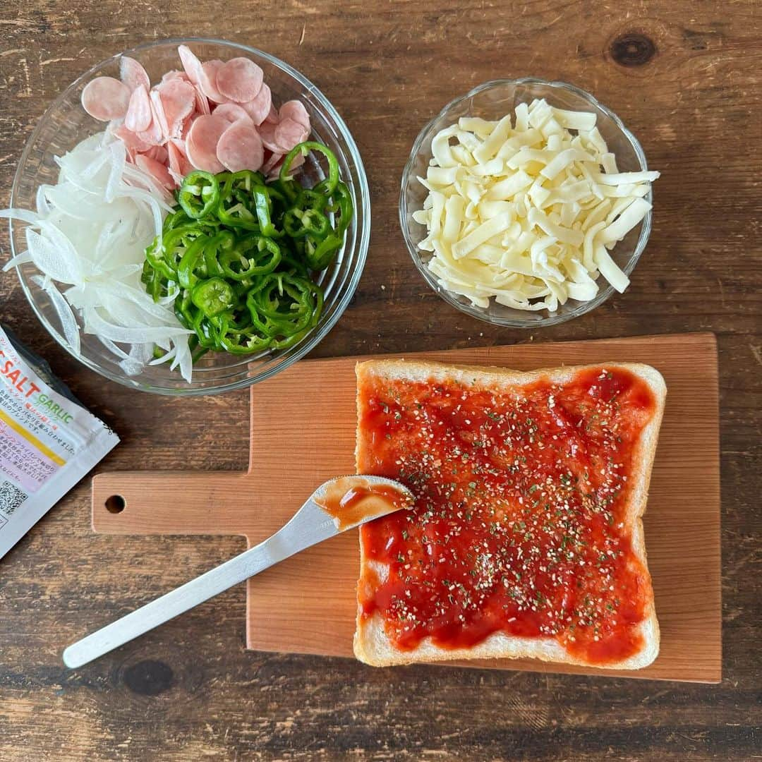 Tesshiさんのインスタグラム写真 - (TesshiInstagram)「ピザトースト Japanese Pizza toast #yummy #homemade #healthy #toast #pizza #pizzatoast #ketchup #cheese #おいしい #トースト #ピザ #ピザトースト #ハーブソルト #マカロニメイト #フーディーテーブル #手作り  下から→パン、ケチャップ、好きなハーブソルト、玉ねぎ、ピーマン、ソーセージ(サラミっぽく薄切り)、チーズ、マヨネーズ、食べる時に唐辛子フレークやタバスコなど Bread, ketchup, seasoning salt, onion, bell peppers, sausages, cheese, mayonnaise… and chili flakes or hot sauce…  お気に入りのハーブソルトあったら教えてくださぁい♡」10月23日 21時53分 - tmytsm