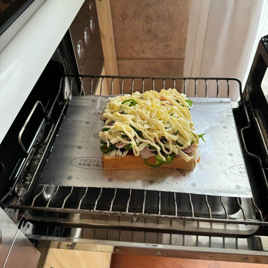 Tesshiさんのインスタグラム写真 - (TesshiInstagram)「ピザトースト Japanese Pizza toast #yummy #homemade #healthy #toast #pizza #pizzatoast #ketchup #cheese #おいしい #トースト #ピザ #ピザトースト #ハーブソルト #マカロニメイト #フーディーテーブル #手作り  下から→パン、ケチャップ、好きなハーブソルト、玉ねぎ、ピーマン、ソーセージ(サラミっぽく薄切り)、チーズ、マヨネーズ、食べる時に唐辛子フレークやタバスコなど Bread, ketchup, seasoning salt, onion, bell peppers, sausages, cheese, mayonnaise… and chili flakes or hot sauce…  お気に入りのハーブソルトあったら教えてくださぁい♡」10月23日 21時53分 - tmytsm