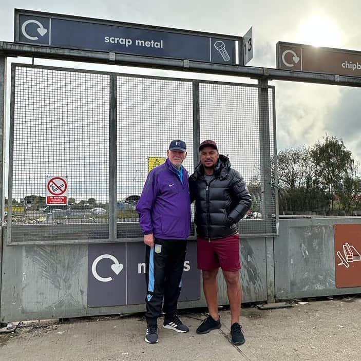 ガブリエル・アグボンラホールのインスタグラム：「Nice too see you legend at the tip! All our Birmingham city rubbish has been emptied🤝 #peterwithe」