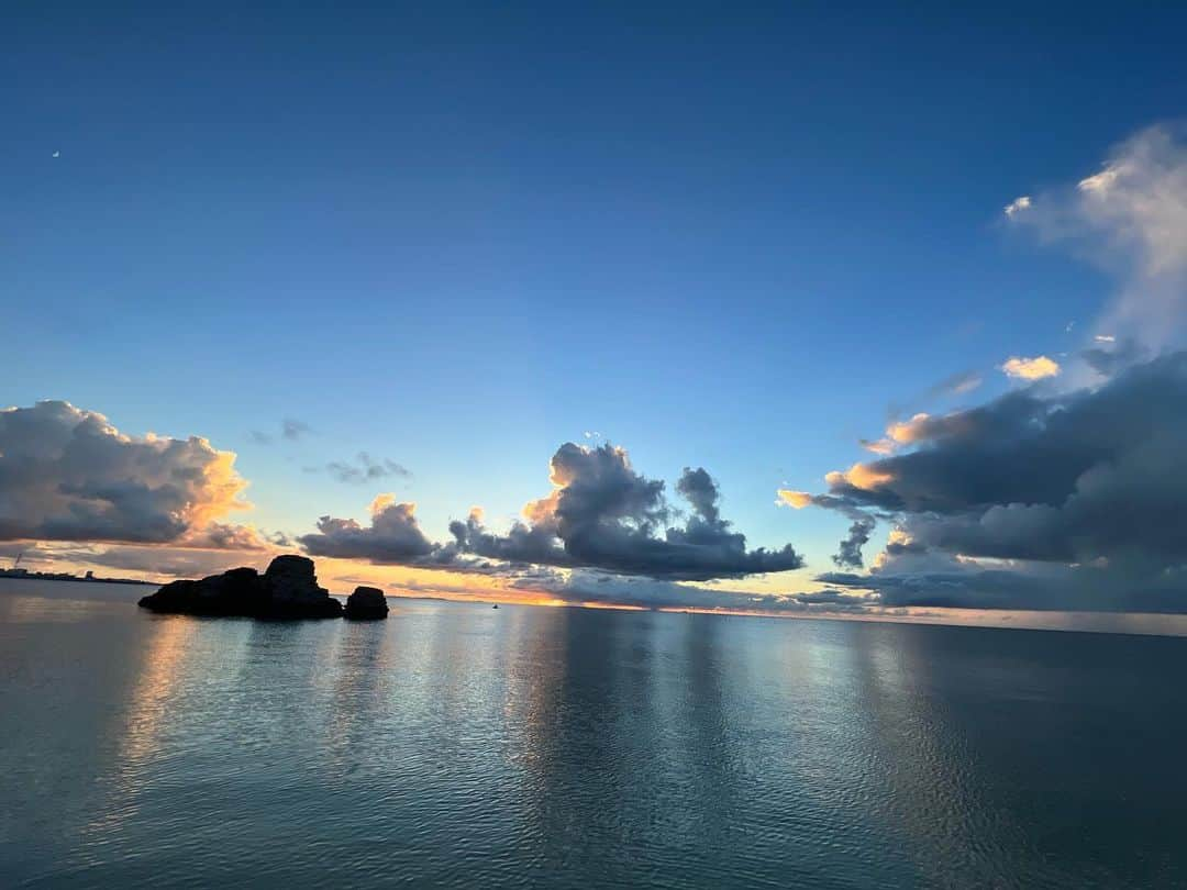 最上もがさんのインスタグラム写真 - (最上もがInstagram)「海、綺麗だったなー。 アラハビーチ。  次は撮影じゃなくて 旅行で行ってみたい。 何も考えず 娘とぼーっと海を眺めたい〜 (絶対動き回るだろうけど笑)」10月23日 21時54分 - mogatanpe