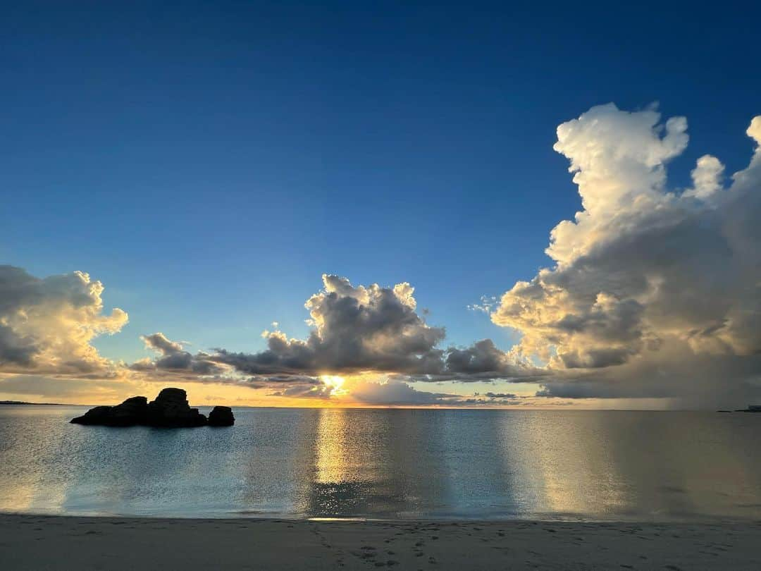 最上もがのインスタグラム：「海、綺麗だったなー。 アラハビーチ。  次は撮影じゃなくて 旅行で行ってみたい。 何も考えず 娘とぼーっと海を眺めたい〜 (絶対動き回るだろうけど笑)」