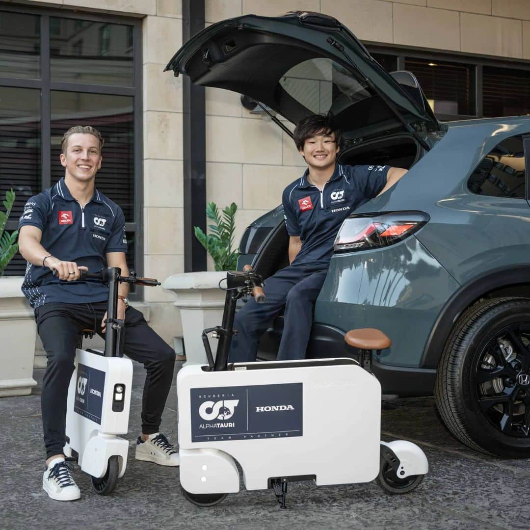 ホンダさんのインスタグラム写真 - (ホンダInstagram)「Starting the day the #Honda #Motocompacto way.   Stay tuned for the video on Wednesday 🎥   #F1 #hrv」10月23日 22時00分 - honda