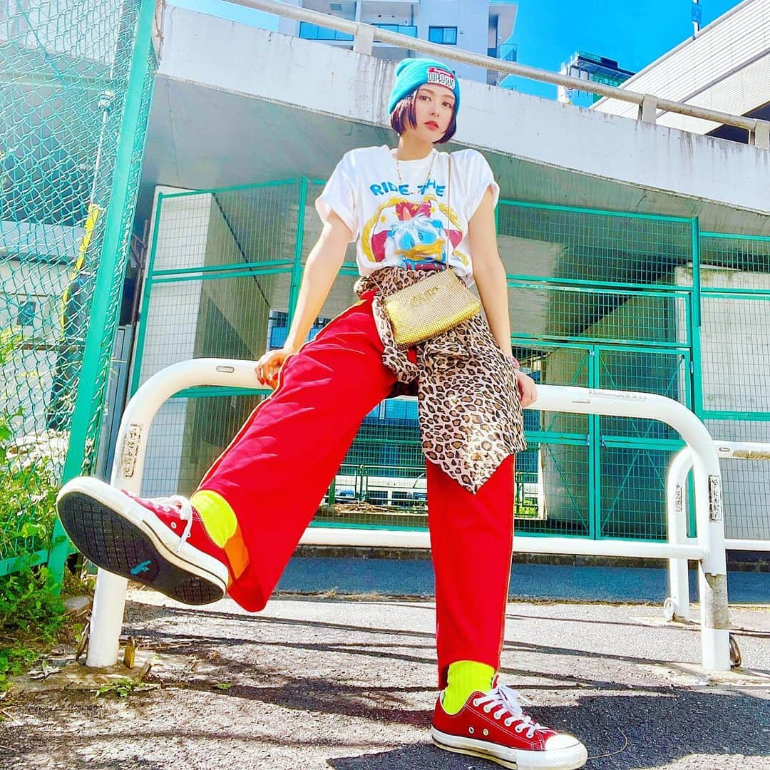 石井美絵子のインスタグラム：「まだ半袖で過ごせた頃🐣  knitcap #supreme top #古着 #フリマ pants #アールイードット sneaker #converse ーーーーー #古着コーデ #古着好き #古着ファッション #カラーコーデ #カラフルコーデ #派手服 #派手コーデ #派手好き #カラフル好き #古着女子 #vintagefashion #ミカコのフク」