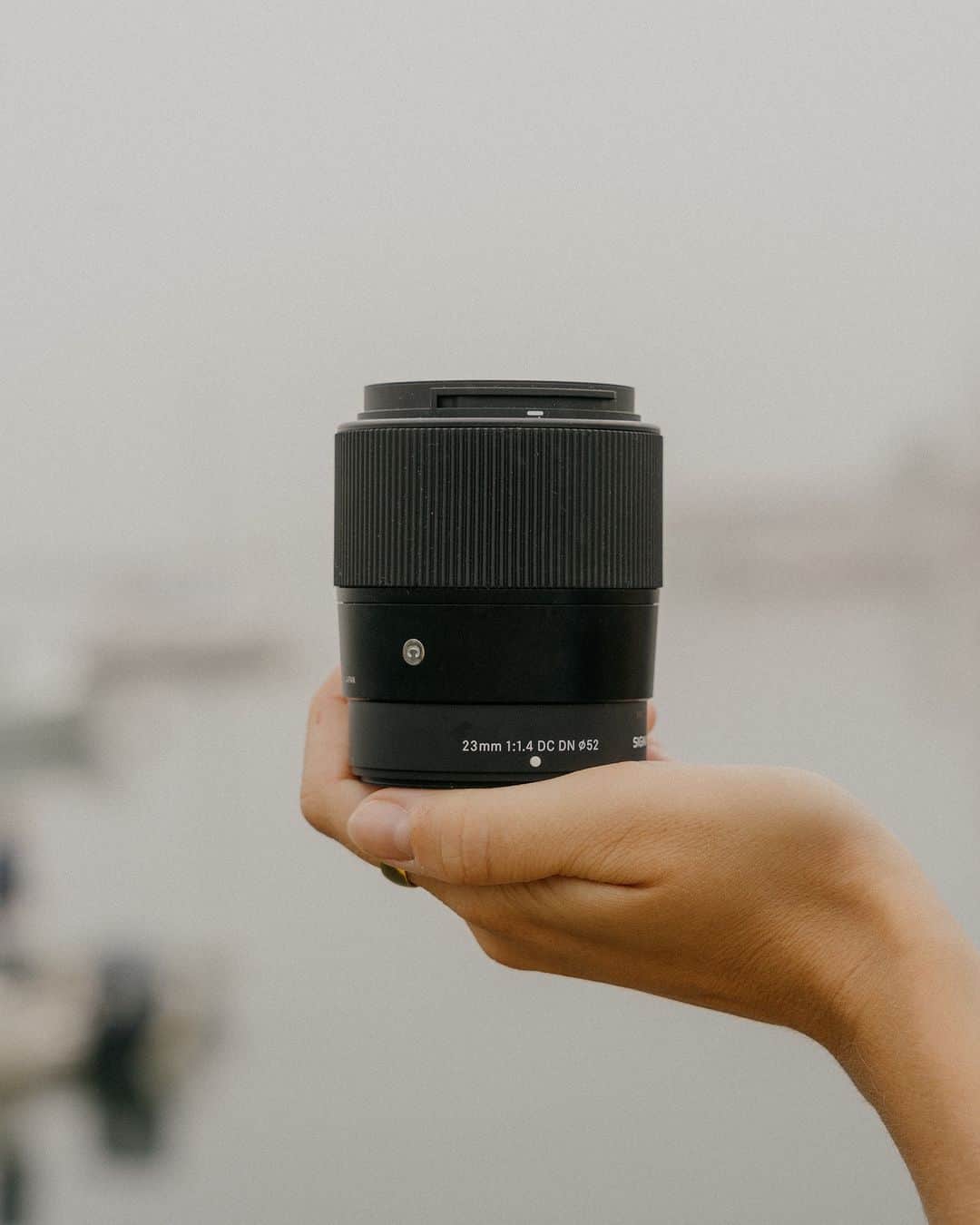 のインスタグラム：「On a recent trip to coastal Maine, photographer @kamvachon left with only one camera and one lens: the FUJIFILM XT-4 paired with the new SIGMA 23mm F1.4 DC DN | Contemporary lens.   In her Impressions blog about the new SIGMA 23mm F1.4 DC DN | Contemporary lens, Kam writes, "Its wide angle allowed me to capture the vastness of the scenery, while the F1.4 aperture kept me shooting until nighttime." She adds, "the colors were beautiful right out of the camera, and I was able to crop while still retaining so many details. This combo was definitely a very good choice for this trip."   To learn more about this new lens, which is available in X Mount, Sony E Mount & L Mount, click the link in our bio or visit bit.ly/sigma-23mm-dcdn-xmount-ig  #SIGMA #SIGMAphoto #photo #photography #travelphotography #fujifilmxmount #sigmalens #primelens #sigma23mmcontemporary #sigmaxmount #sigmacontemporary #sigmadcdn #apsc」