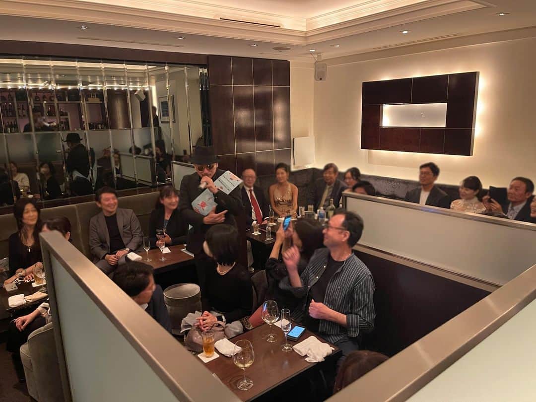 クレイジーケンバンド【公式】さんのインスタグラム写真 - (クレイジーケンバンド【公式】Instagram)「本日は銀座 藤堂さんにて東京ビエンナーレ2023 『東京のうた』を開催！！ 湯山さん、藤堂さんお誘いいただきありがとうございました！ 銀座を感じるラグジュアリーな空間と素敵なお客様で良い形でイベントを終えることができました。  今週の大阪公演ではまた違った盛り上がりをライブでお届けします！  #クレイジーケンバンド #横山剣」10月23日 22時04分 - crazykenband_official