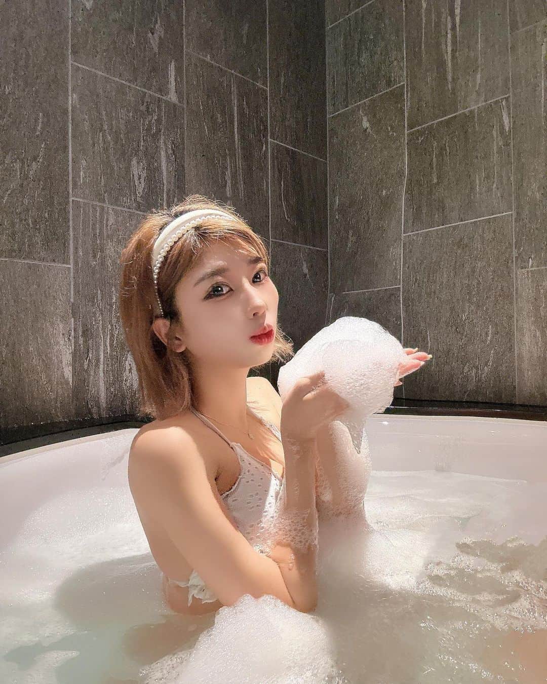 のインスタグラム：「泡風呂🫧 泡風呂ってなんであんなにわくわくするんだろうねー？🤍」