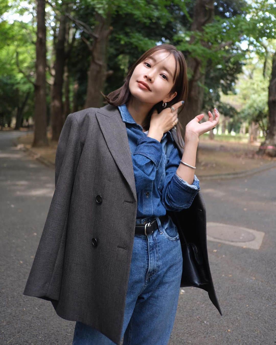 猪鼻ちひろのインスタグラム：「ほんとデニム好っきだね〜の私服さん。笑 @redcardtokyo  注目の新作アイテム「One-Day」 を様々な業界で活躍する5名の女性の、”ある日のOne-Dayスタイル”をご紹介します！ という企画に載せてもらってます👖💙 https://guestlist-tokyo.com/cts/redcardtokyo/herdenimstyle.html せっかくだからInstagramにも投稿してみた👖💙 #ちひろのお洋服 #デニムオンデニム #gifted」