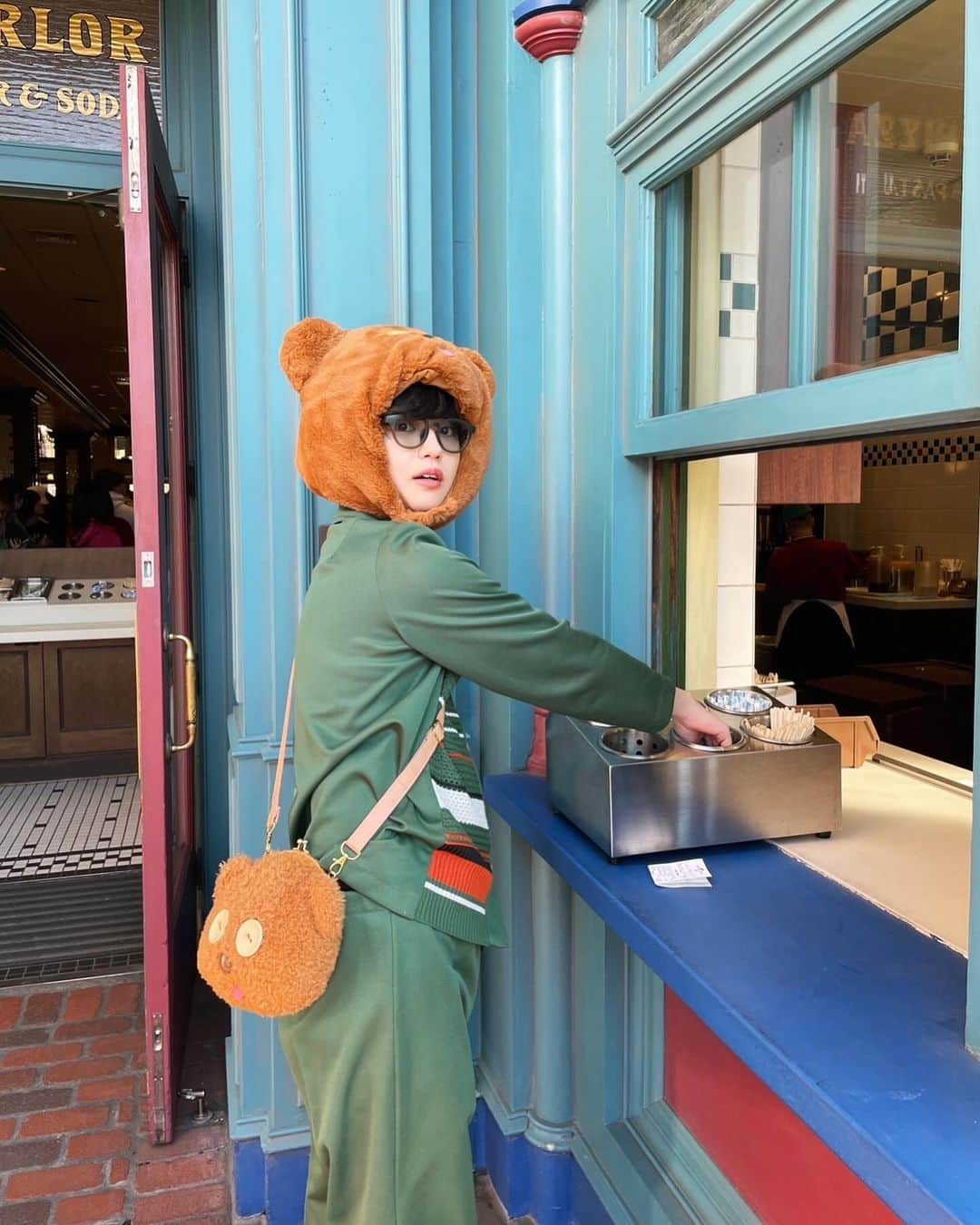 ゆうたろうさんのインスタグラム写真 - (ゆうたろうInstagram)「朝6時半起きでユニバも行けて大満足みかん。今回はティムタムちゃんをお供に選びました🧸🫶🏻💭  （~feat初めてのNintendoエリアで大興奮の僕を添えて~）」10月23日 22時04分 - aaaoe__