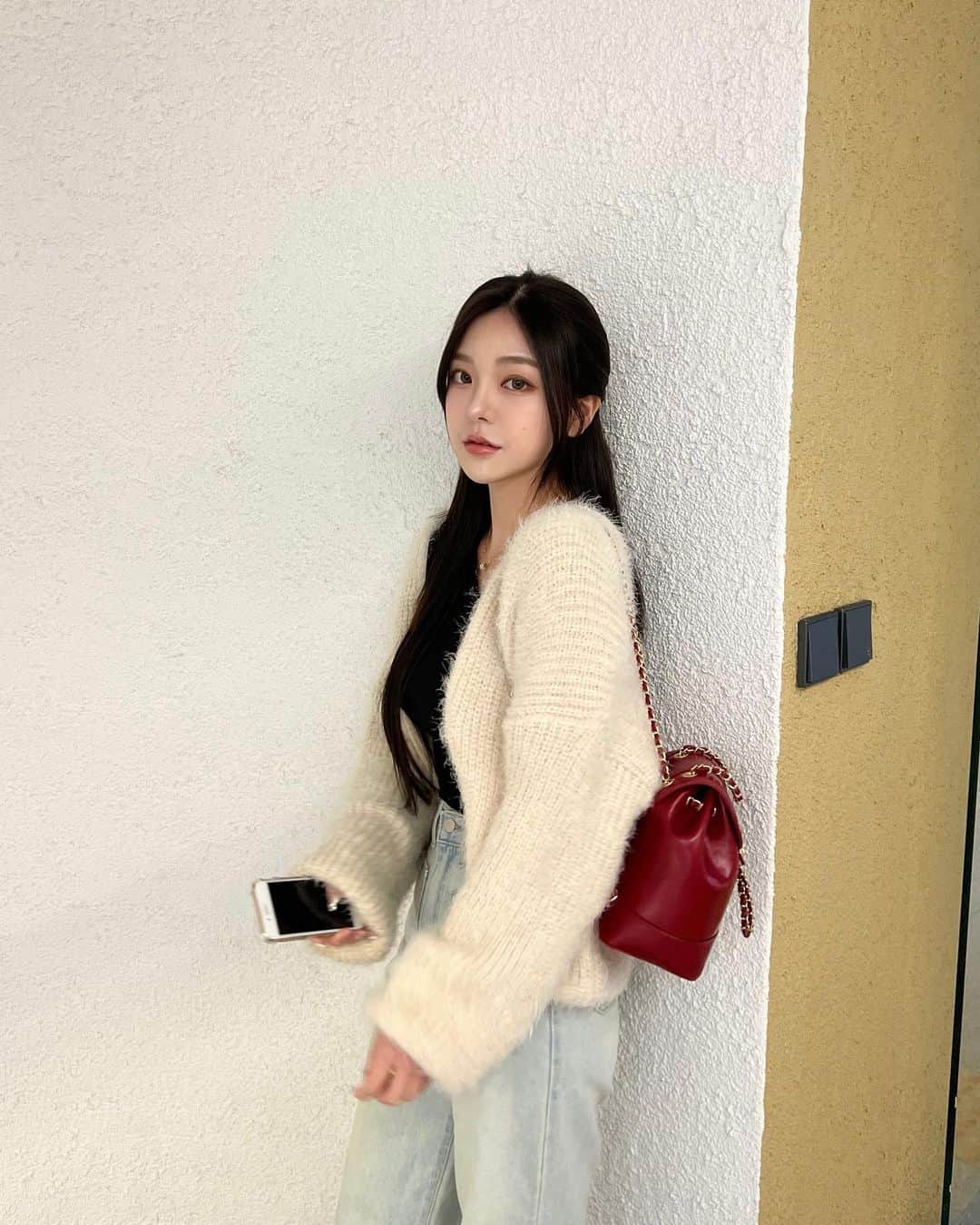 ユビンのインスタグラム：「요청많던 필수템 털가디건두 재업 완료 됐어요 🤎  #모어리즈 #moreliz」