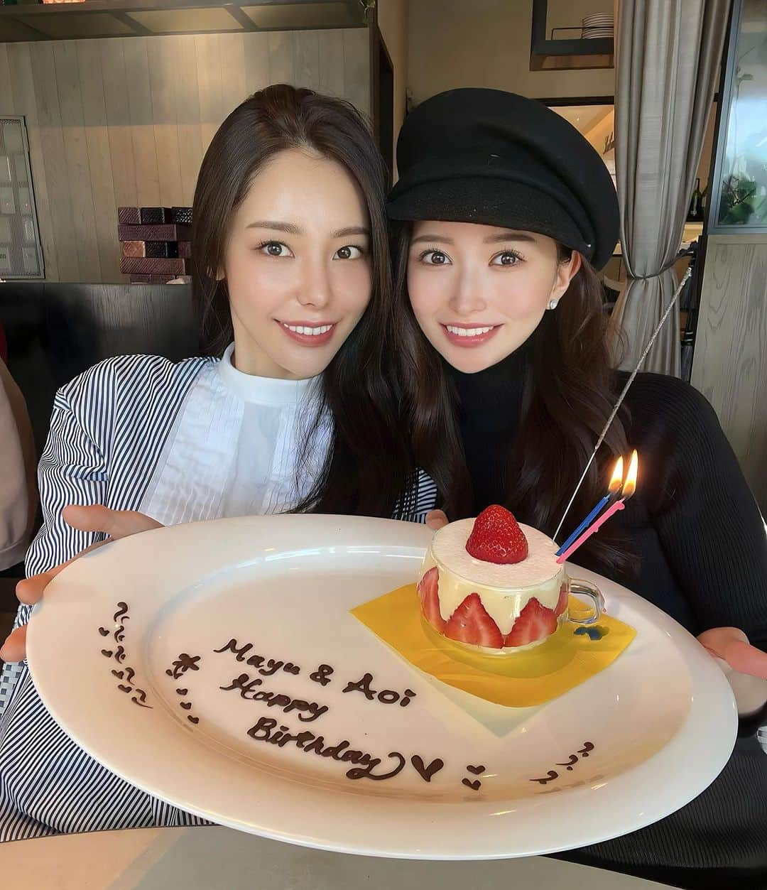 小川真葵のインスタグラム：「まゆとお誕生日会🫶❤️ 私が被ってるキャスケットは 昨年まゆがプレゼントしてくれたもの🫶  今年もファッションで使えるものを プレゼントしてくれたから コーデ組むのが楽しみぃぃぃ🧏🏻‍♀️❤️  3年連続、身に付けるたびに 思い出せるものを選んでくれて嬉しい！ いつもありがとう❤︎  #誕生日会 #女子会  #tuffe #ca4la」