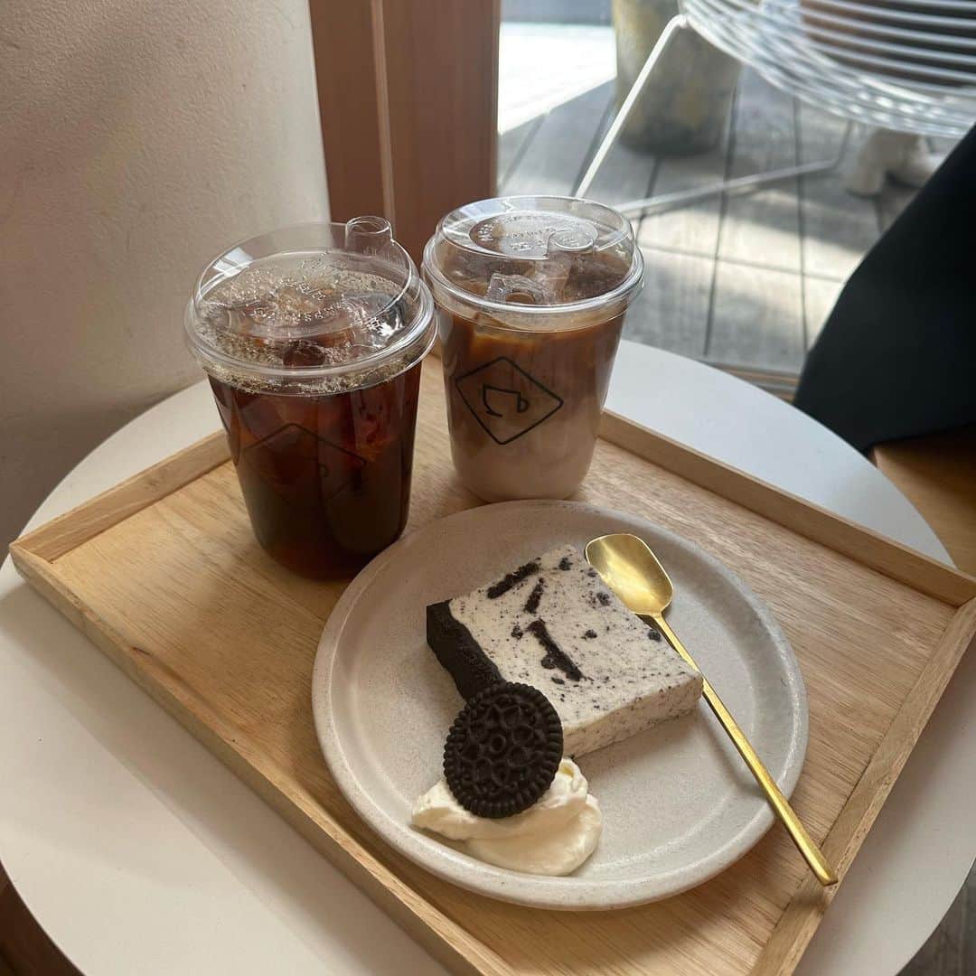 NANOKAのインスタグラム：「#kitasandocoffee  北参道駅から近くて、太陽光いっぱい入るカフェ☕️♡ クッキークリームチーズケーキが好みドンピシャ🥺 他にも美味しそうなのいっぱいだった〜〜  コーヒーの種類が沢山で、深煎りや浅煎りが選べて それもまた楽しい嬉しいだった🫶🏻 わたしは深煎りのカフェラテ🎀♡  お天気いい日におすすめ🍨」