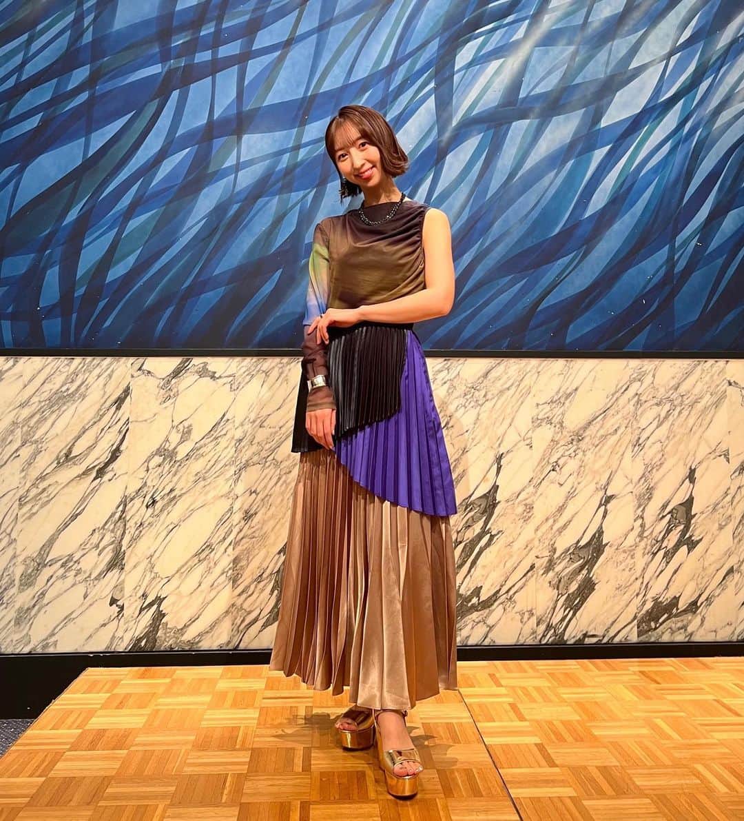 飯田里穂のインスタグラム：「Birthday party衣装  どこかにブルーのカラーが 入っているのものをとお願いしていました🫐  他に用意してくださっていた洋服も すっごく素敵だったので迷いに迷いましたが  会場の下見をした時に 雰囲気にマッチするなと思ったのと 大好きなプリーツとアシンメトリーが 沢山入っているこの洋服にしました👗🥂  earring @meteor.accessories  ring @hemca_official   styling @shingo_tsuno」