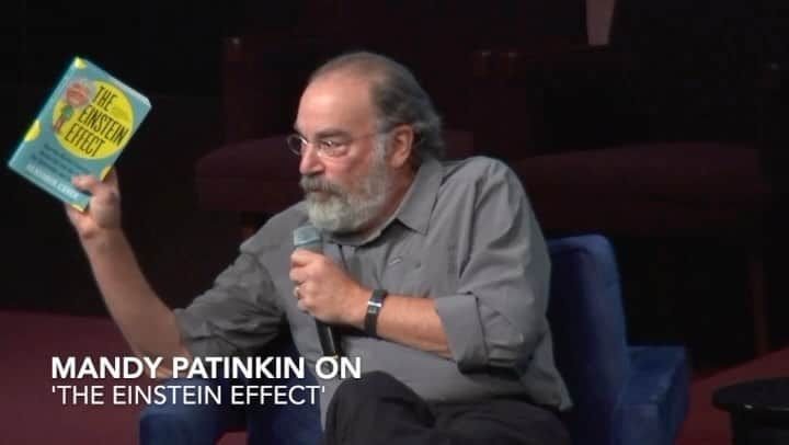 アルベルト・アインシュタインのインスタグラム：「Einstein launched the International Rescue Committee in 1933 to save refugees. Actor and activist Mandy Patinkin is now the group’s ambassador. Hear Mandy talk about “The Einstein Effect,” a new book about the world’s favorite genius. Order it wherever books are sold.   @mandypatinkin @sourcebooks Benyamin_cohen」