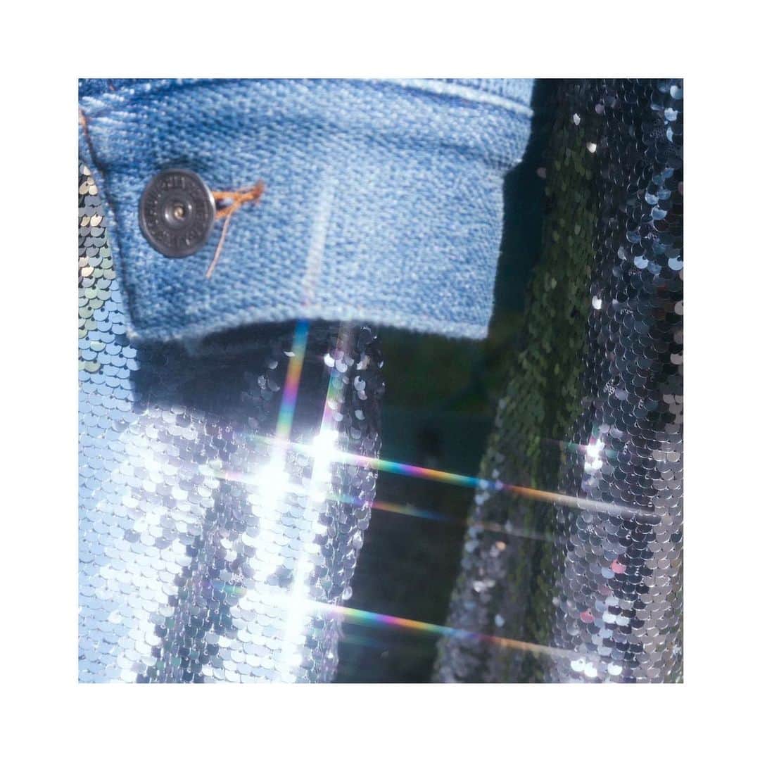 asmiのインスタグラム：「改めて、本日 新曲「開青」リリースされました🎧  悲しいことがあっても 辛いことがあっても 前に進まないといけない 進みたいと思っても、いる 今は春に似ていると思いました🌸  この曲がみんなの青を開いていってくれるよう 願っています。☺️💙」