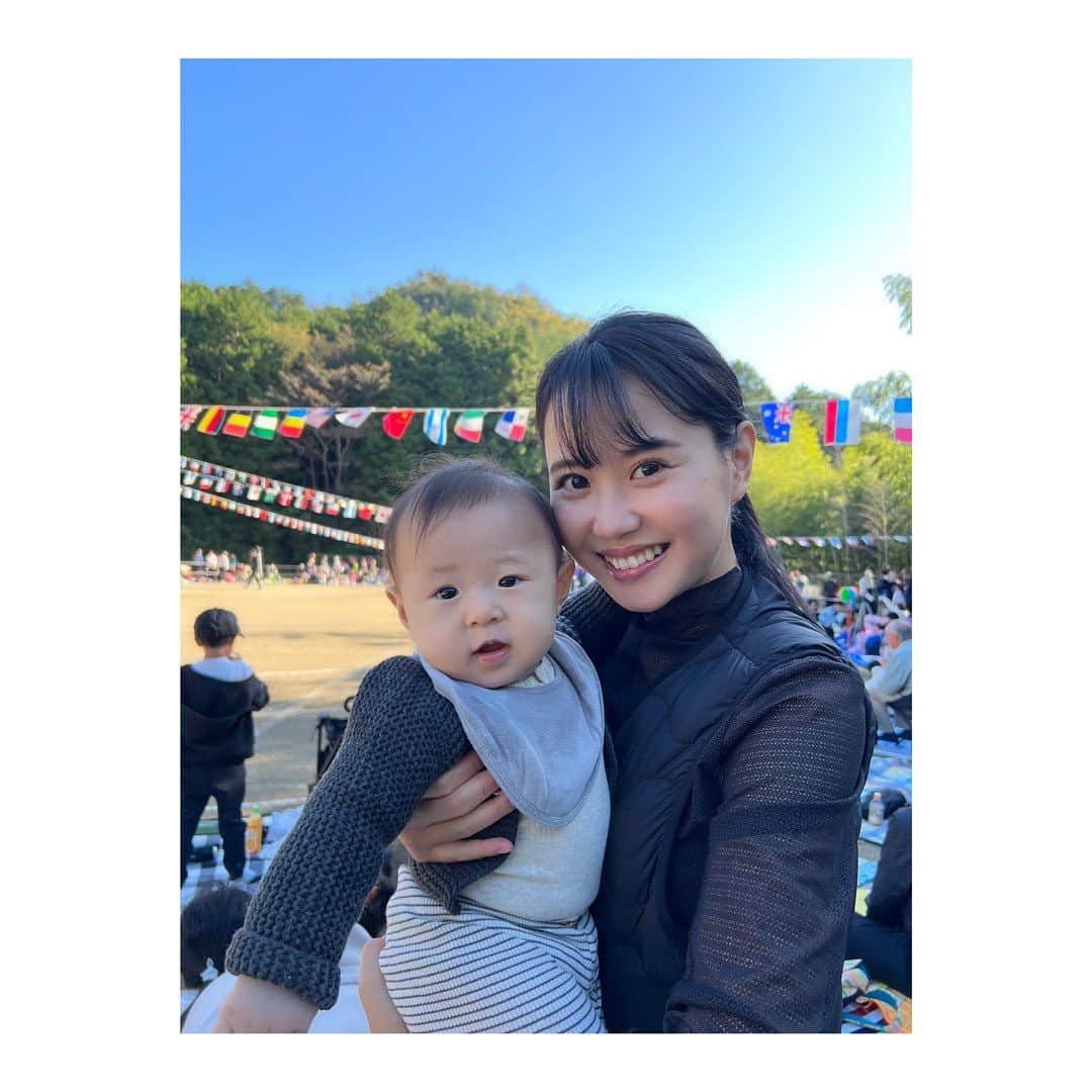 鈴木あすなのインスタグラム：「...  幼稚園最後の運動会☀️  走るのもダンスも準備運動もw どれも一生懸命で、もう感動でした🥹  背も高いのもあり、かなり大人に感じる娘。 最近は小2とよく間違えられる。  保護者席にはほとんど来ず、お友達とずっと楽しく過ごしていて、もう親離れかと寂しくもあり成長をまた感じた1日でした🫶  ぼく👶も靴下inスタイルで１日お外でよく頑張りました♡  大好きな幼稚園生活も後少し... 残りの園生活もたくさん遊んで楽しく過ごしてね♡  (紫外線対策を怠ってしまい、帰ったら鼻の頭とほっぺが真っ赤に。 最高の秋晴れに感謝です🥲🫶)」