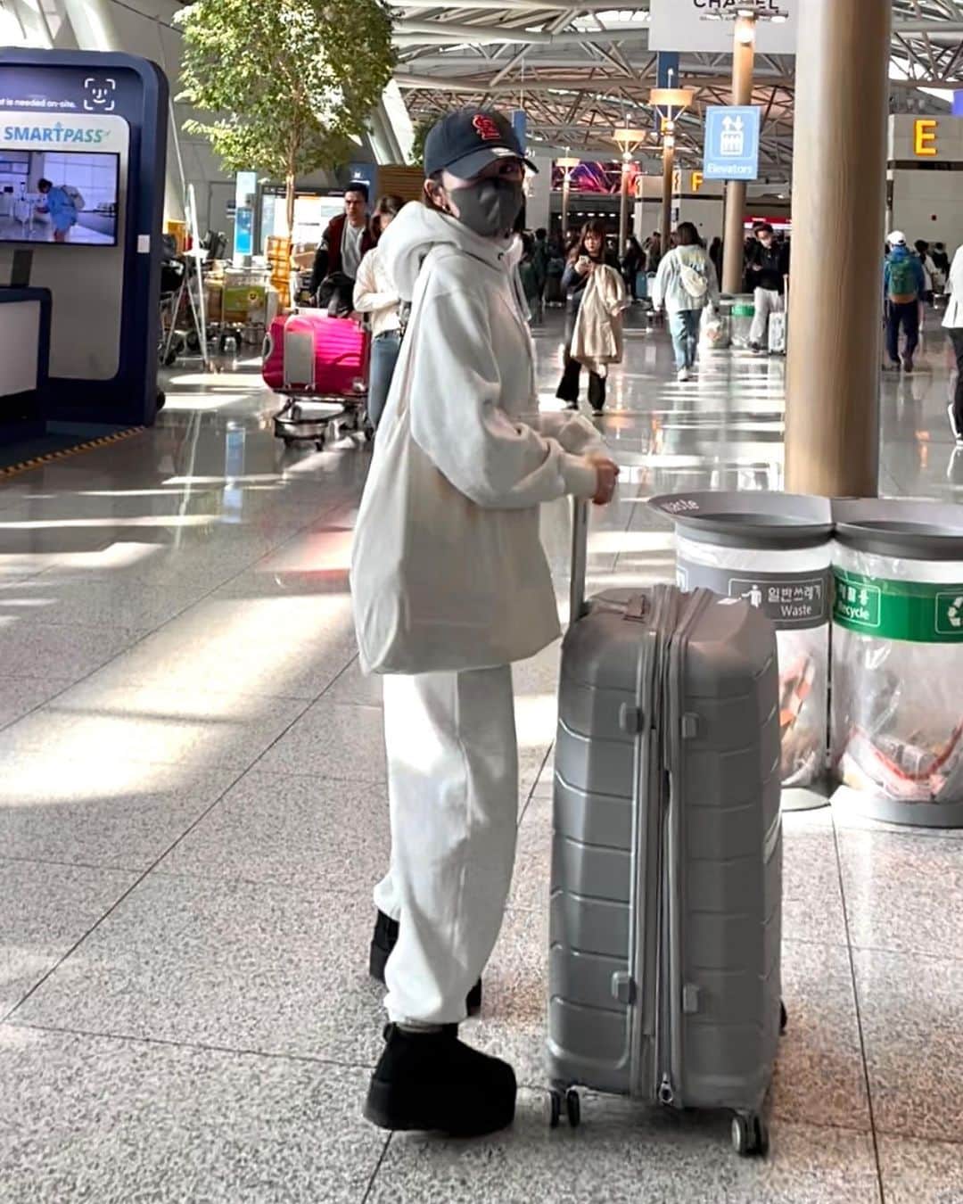 celia_azumaさんのインスタグラム写真 - (celia_azumaInstagram)「airport uniform✈️🩷👑🍭  #airportuniform #airportoutfit #travel #trip #korea #fff #f4follow #47cap #gu  #travelgram #travelphotography  #trip #tripkorea #koreatravel #kireanfood  #koreatrip #koreastyle #korean #southkorea  #milestonecoffee #fff #followforfollowback  #fyp #fashion #foodporn #family #dayoff #韓国 #韓国料理 #韓国旅行 #明洞 #江南」10月23日 22時13分 - ms__celia