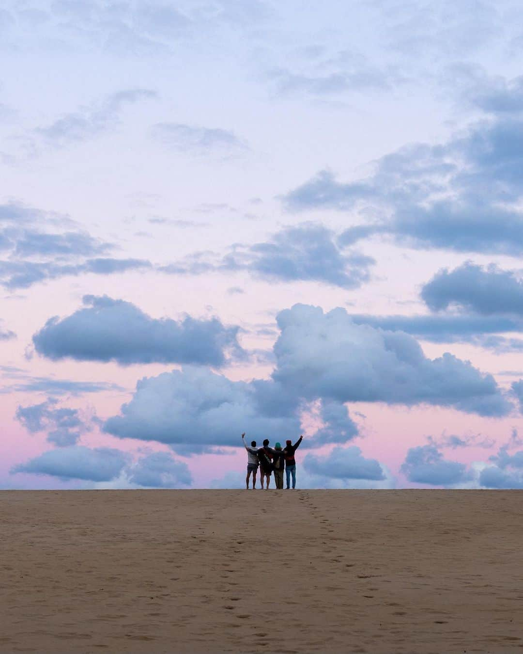 エリザベス・バイゼルさんのインスタグラム写真 - (エリザベス・バイゼルInstagram)「pure bliss with the boys  @cjfavino behind the lens capturing the magic of obx」10月23日 22時13分 - ebeisel34