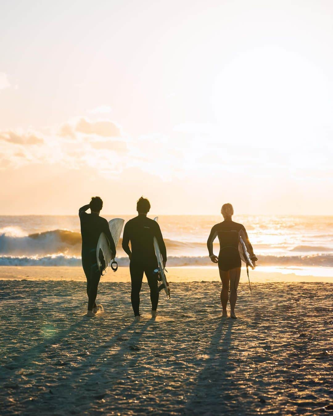 エリザベス・バイゼルのインスタグラム：「pure bliss with the boys  @cjfavino behind the lens capturing the magic of obx」