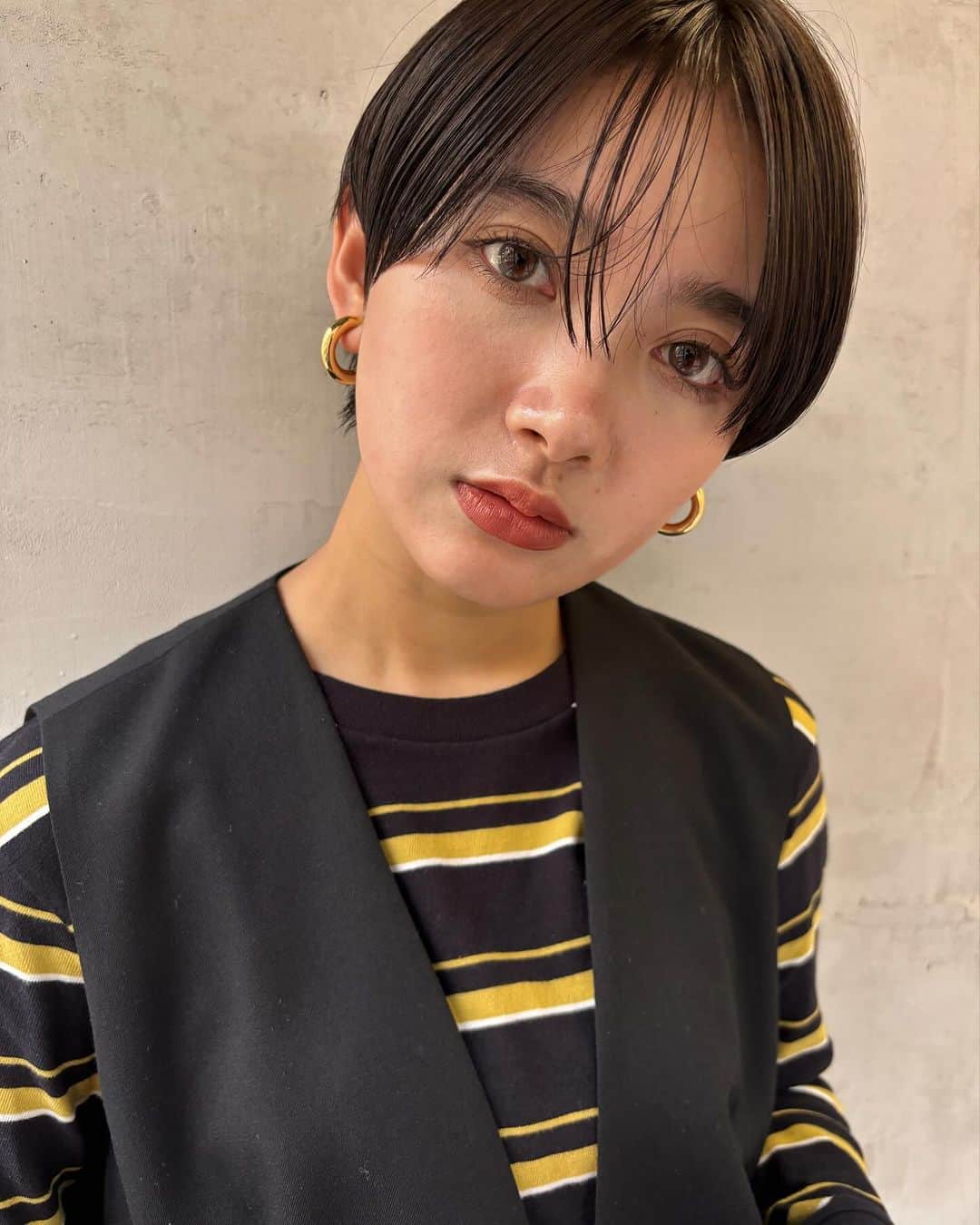 Yanagihara Hirokiさんのインスタグラム写真 - (Yanagihara HirokiInstagram)「暗髪ショート✂︎✂︎ ・ ・ 秋冬もオススメです。 ・ 仕上げは　@hay_natural  のドロップを使用しています。 @yanagihara_hiroki  ・ ・ 美容室　SOIE SHIBUYA @soie__shibuya  ・ 平日　11時〜20時 木曜日・土曜日10時〜19時 日曜日・祝日　10時〜18時半 ・ ・ ・ ・ ・ ・ ・  ＃小顔ショート＃東京サロンモデル#東京サロン#ヘアセット #ショートヘア女子#ショートヘア #ベリーショート  #ハンサムショート#マッシュヘア#マッシュショート＃スタイリング＃センター分け＃大人カジュアル#ハンサムマッシュ#マッシュショートヘア#ショートカット #ショートスタイル#ハンサムショート女子＃大人ショート＃黒髪#センターパート#ショートヘアアレンジ」10月23日 22時23分 - yanagihara_hiroki