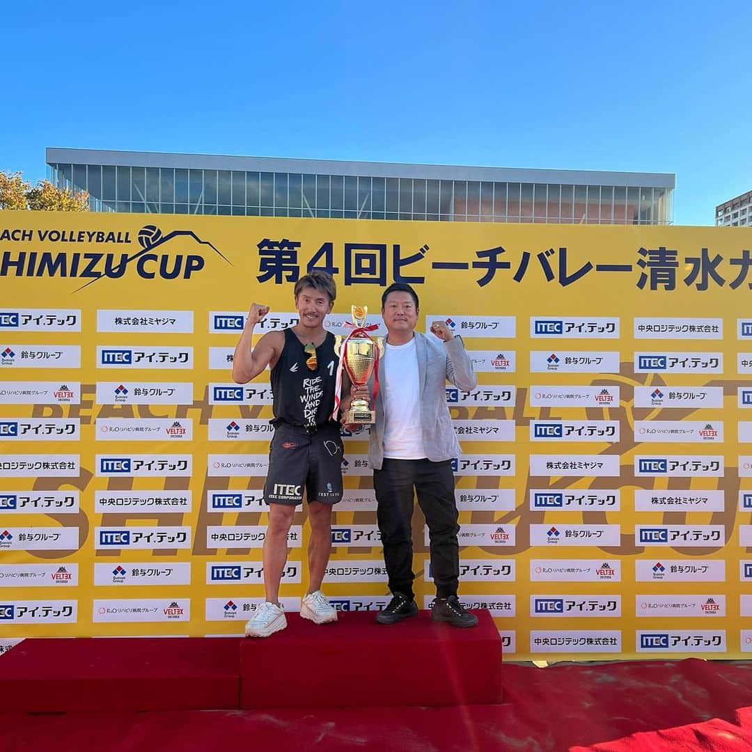 西村晃一さんのインスタグラム写真 - (西村晃一Instagram)「第4回清水カップ  優勝しました🏆  思い入れのある1年で1番勝ちたい！そして勝たなければいけない大会「Shimizu Cup」  3年ぶりに優勝する事ができました。 ありがとうございました。  メインスポンサーとして長年応援していただいている株式会社アイ・テックがこの清水カップにもメインスポンサーになっていただき地元清水で大会を開催する運びとなり今年が4年目の開催となりました。第一回優勝して、そこから勝てずにやっと3年ぶりにまた帰って来ることができました。アイ・テック大畑社長、そして実行委員会の皆様、ビーチバレーボール連盟、清水の関係者の皆様、応援に来ていただいた皆さん、Martin本当にありがとうございました。この清水カップが来年、再来年と更に大きくなり続いて行くことを願っています。  #shimizucup #ビーチバレー清水カップ #株式会社アイ・テック @itec__official  #jbv #写真jbvより借用  #koichinishimura  #西村晃一 #ビーチバレー #beachvolley」10月23日 22時23分 - koichi.nishimura