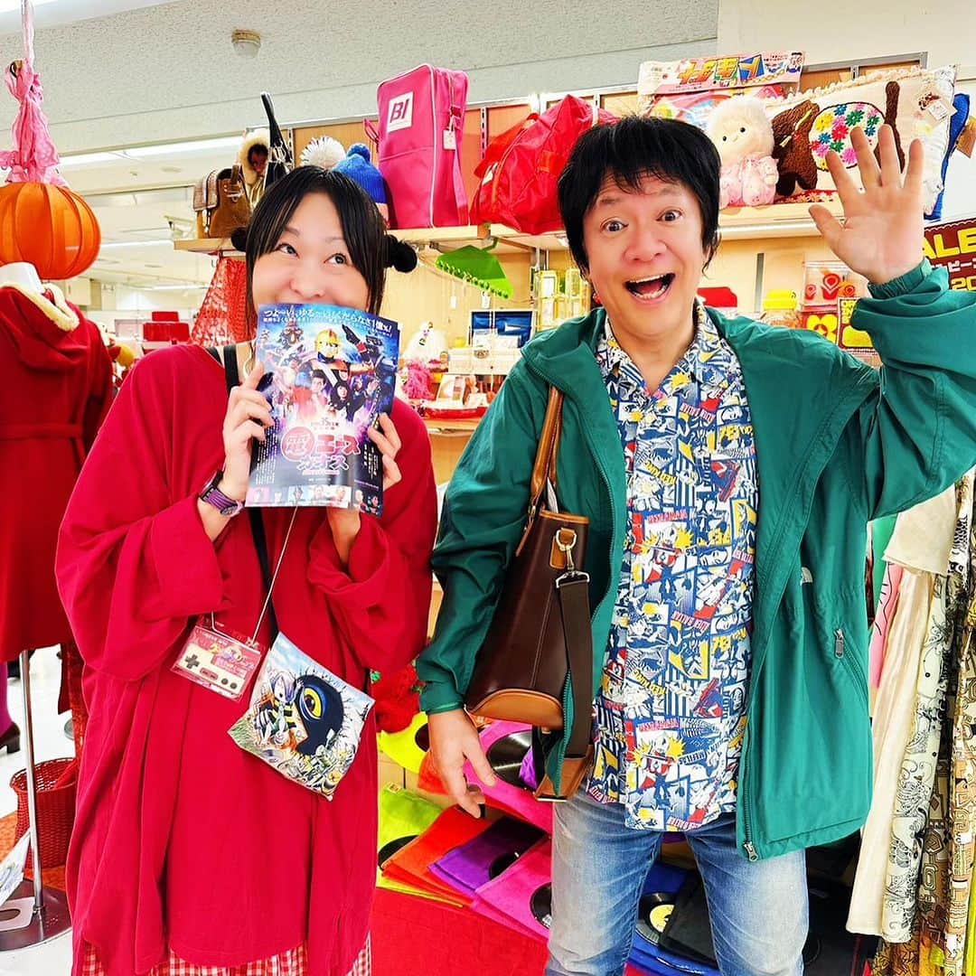 河崎実さんのインスタグラム写真 - (河崎実Instagram)「東武百貨店池袋店『第4回 昭和レトロな世界展』に行ってきました。お会いした方に電エースカオスのチラシをお渡ししました。イベントは明日までやってますよ。  https://www.tobu-dept.jp/sp/ikebukuro/event/detail/6200/  #ミュージックガーデン #ヨーヨーショップスピンギア #グランプリーズ #小熊山雑貨店」10月23日 22時23分 - kawasakiminoru