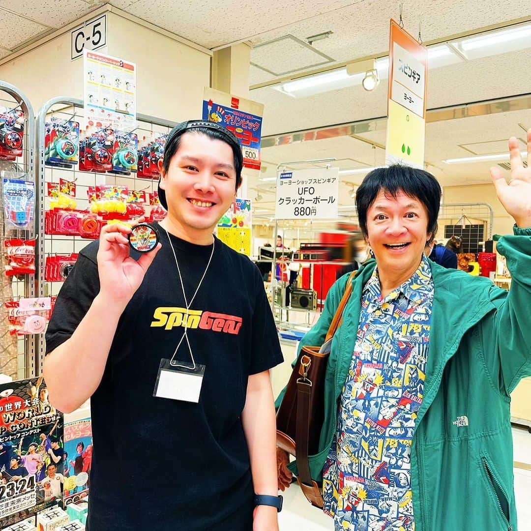 河崎実さんのインスタグラム写真 - (河崎実Instagram)「東武百貨店池袋店『第4回 昭和レトロな世界展』に行ってきました。お会いした方に電エースカオスのチラシをお渡ししました。イベントは明日までやってますよ。  https://www.tobu-dept.jp/sp/ikebukuro/event/detail/6200/  #ミュージックガーデン #ヨーヨーショップスピンギア #グランプリーズ #小熊山雑貨店」10月23日 22時23分 - kawasakiminoru