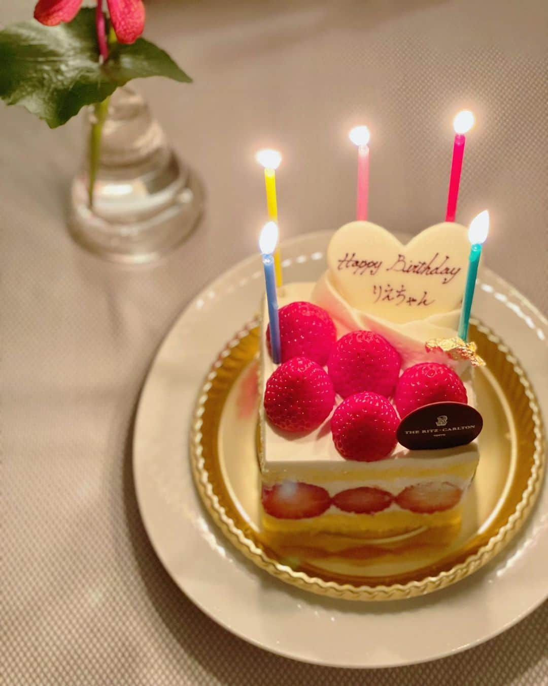 松岡里枝さんのインスタグラム写真 - (松岡里枝Instagram)「本日、誕生日を迎えました🎂❤️🥰🫶🏻  おめでとうメッセージをくださった皆様、 ありがとうございます🙏🏻💕  １年前の誕生日と同じホテルをリクエストして 家族でまったりホテルステイ✨  １年前の誕生日はまだSNSで妊娠を公表していない時で、 その後あっという間に出産、子育てが始まり あの時お腹の中にいた娘ちゃんと 今年はこうして家族みんなで来れたことが 感慨深く、嬉しいです👶🏻🎀  お祝いしてくれた夫にも 沢山感謝の気持ちを伝えました☺️💐  そしてやっぱり赤ちゃんがいると ホテルステイ、ルームサービスが安心🥹🫶🏻 (ベビーベッドもおむつゴミ箱も貸し出しがあって、 哺乳瓶の消毒もしてもらえました👶🏻🍼)  20代(特に前半)は仕事に全力で、 (Ank、Pop、ブログ、正直めちゃくちゃ忙しかった！✨) プライベートや自分のことは後回しでしたが、  30代は結婚、出産を経験して母になり、 子育てと、料理や掃除など家庭のことを第一に、 仕事も、美容も、SNSの更新も、 全部楽しく頑張りたいなと思ってます💪🏻❤️  これからもよろしくお願いします🥰🙏🏻💐  #birthday #happybirthday #mybirthday #誕生日 #ホカンス #ホテルステイ #リッツカールトン #リッツカールトン東京 #ママコーデ #女の子ママ #efla #エフラ」10月23日 22時24分 - okarie1023