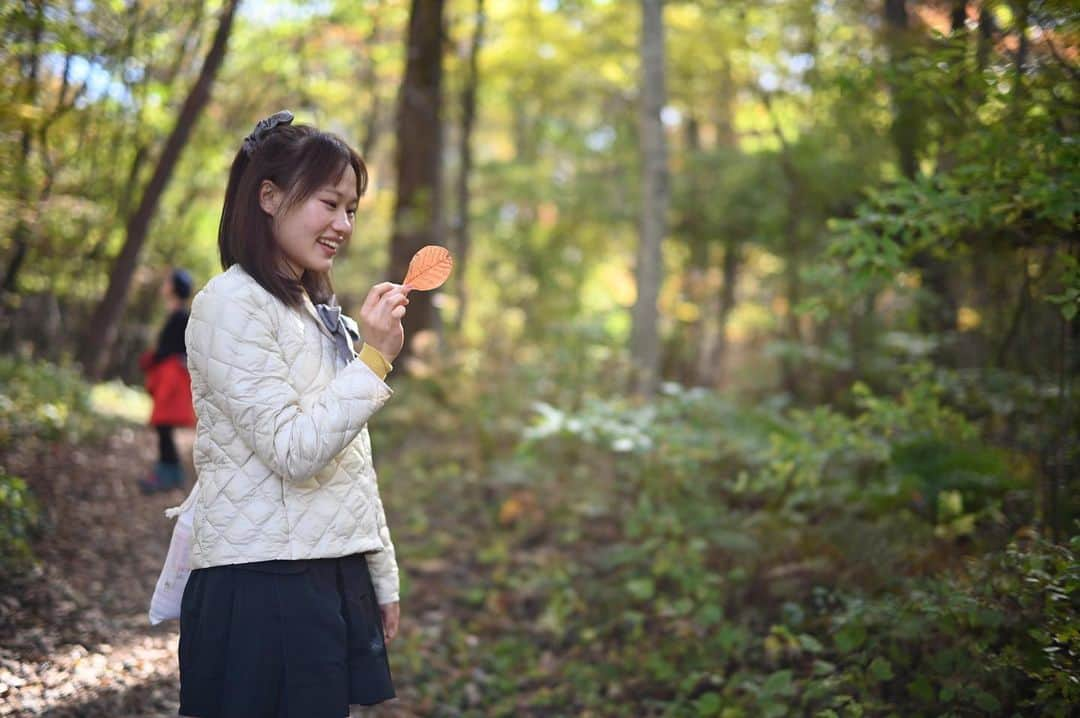 岡本沙紀さんのインスタグラム写真 - (岡本沙紀Instagram)「autumnus 🇻🇦🍂  S’more is EVERYTHING   全粒粉クラッカーとハーシーズの板チョコを使って、巨大なマシュマロをしっかり焼いたものを挟んだやつがこの世で一番美味しい美味しいスモアだと思ってます🎃🔥  #discoverjapan #japantrip #旅行コーデ #軽井沢 #紅葉スポット #japanesegirl #nikonz6 #nikoncreators #ポートレート #ファインダー越しの私の世界 #ユニクロ購入品 #東京カメラ部10選u22フォトコンテスト2023」10月23日 22時18分 - okamoto_sa_ki