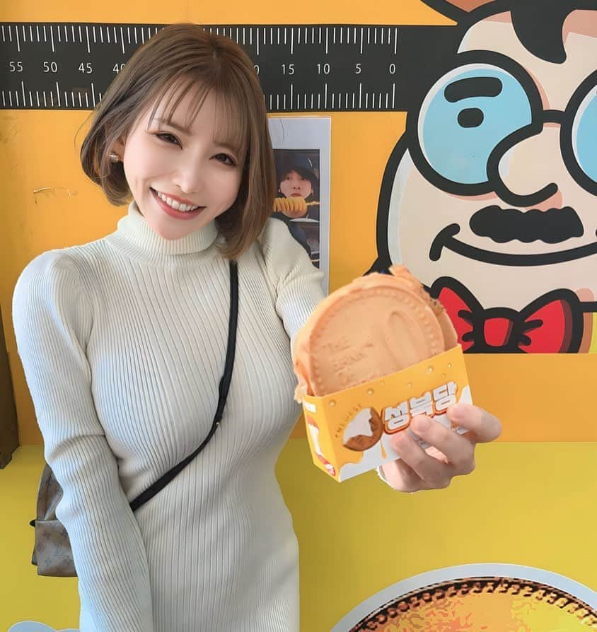 yoyo_hinaのインスタグラム：「初めてたべた🫣  あと100こイケるぞ🐷  #ムニ活 #ぷに活 #10円パン  #新大久保#グルメ #チーズ#好き#ボブヘア #わがままボディ」