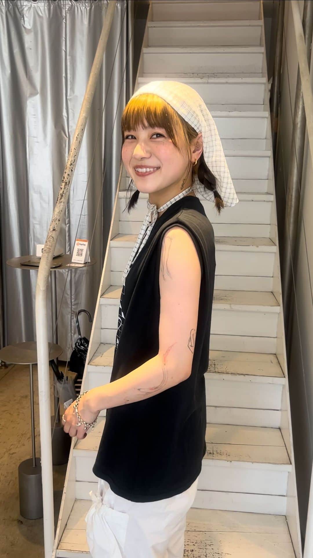 Droptokyoのインスタグラム：「Droptokyoが注目する、東京をリードするショップやコミュニティーをピックアップして紹介する新企画、「コミュニティースナップ」。今回は美容室 siki のスタイリスト3名が登場。  Natsuki : T-シャツ／#roku  パンツ／#Bargiee  シューズ／ #Salomon  #droptokyo #streetsnap #fashion #ストリートスナップ　#コミュニティースナップ #siki」