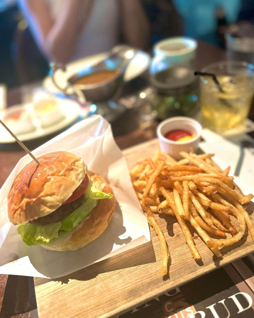 太田理恵のインスタグラム：「移転前だからってもう1回行ったやつ🥺💓 コースのランチも美味しくて好きだけど、ハンバーガーもおすすめ🫶 数量限定の白いプリンも濃厚で好き🥰  #6thbyorientalhotel #パンケーキ　#チーズケーキ　#都内カフェ #都内グルメ #都内ランチ　#女子会ランチ」