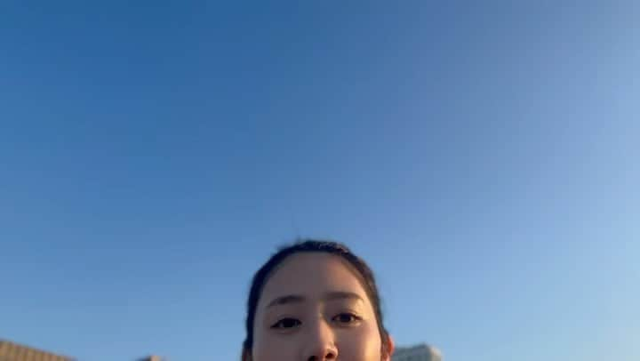 篠原真衣のインスタグラム：「空の青と夕焼けのオレンジにこれぞ、整った。 好きなものも似ていて、のんびり時間を共に過ごしてリフレッシュさせてくれる優しいひと🫧 一緒だった作品では、私が小夏ちゃんに想いを寄せる役だったけど、そうよ。びっぐならぶよ🫶 んで、どの角度からも可愛いすぎるぞ？」