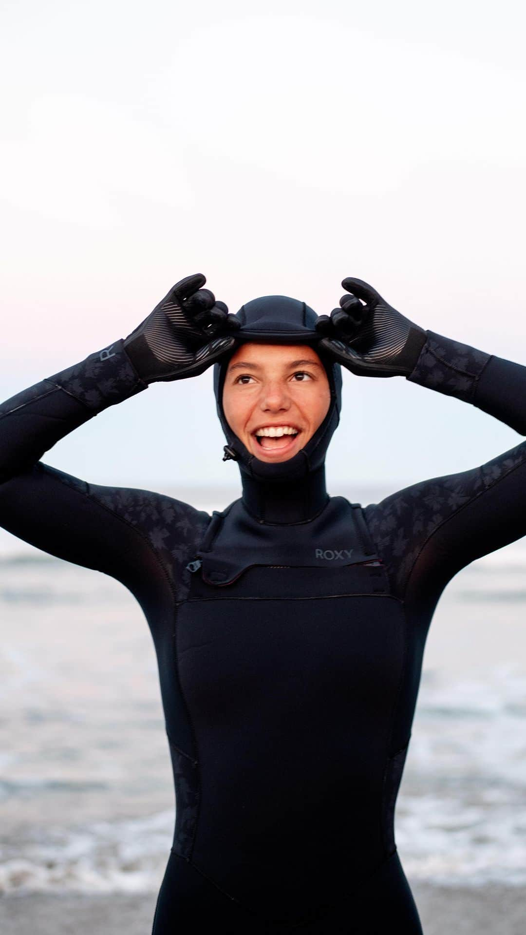 ロキシーのインスタグラム：「“Norway was magnificent. The colors, the landscapes and the people we met. We surfed every day, and the waves were really fun despite the cold water.” @hina_conradi recalls her time surfing in Norway. New Colors is currently screening at film festivals across Europe & launches online in November」