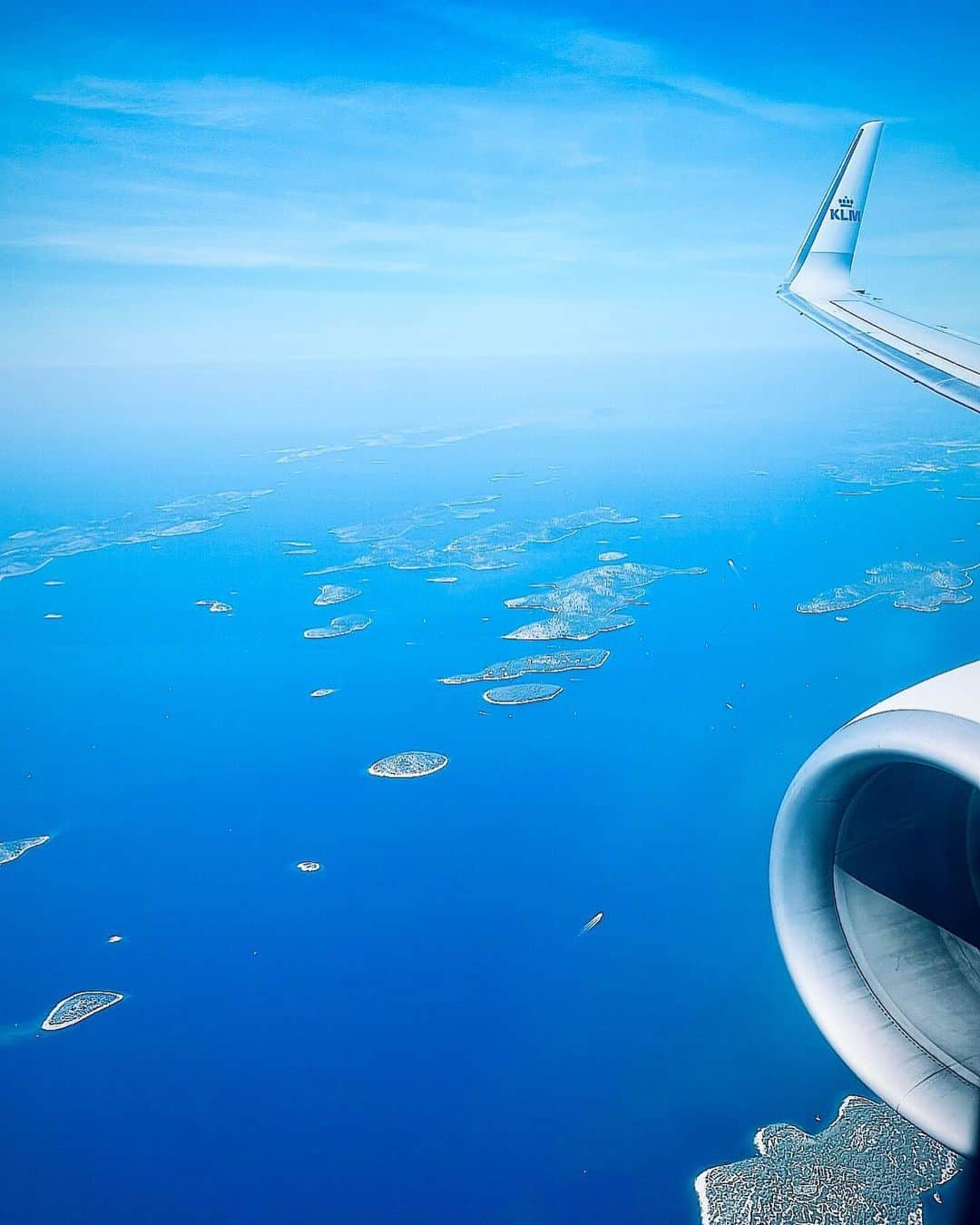 KLMオランダ航空のインスタグラム：「Wings, waves and wanderlust 🙏🏼✨  📸: @jorisvz   #KLM #royaldutchairlines #wing #tropical  #island」