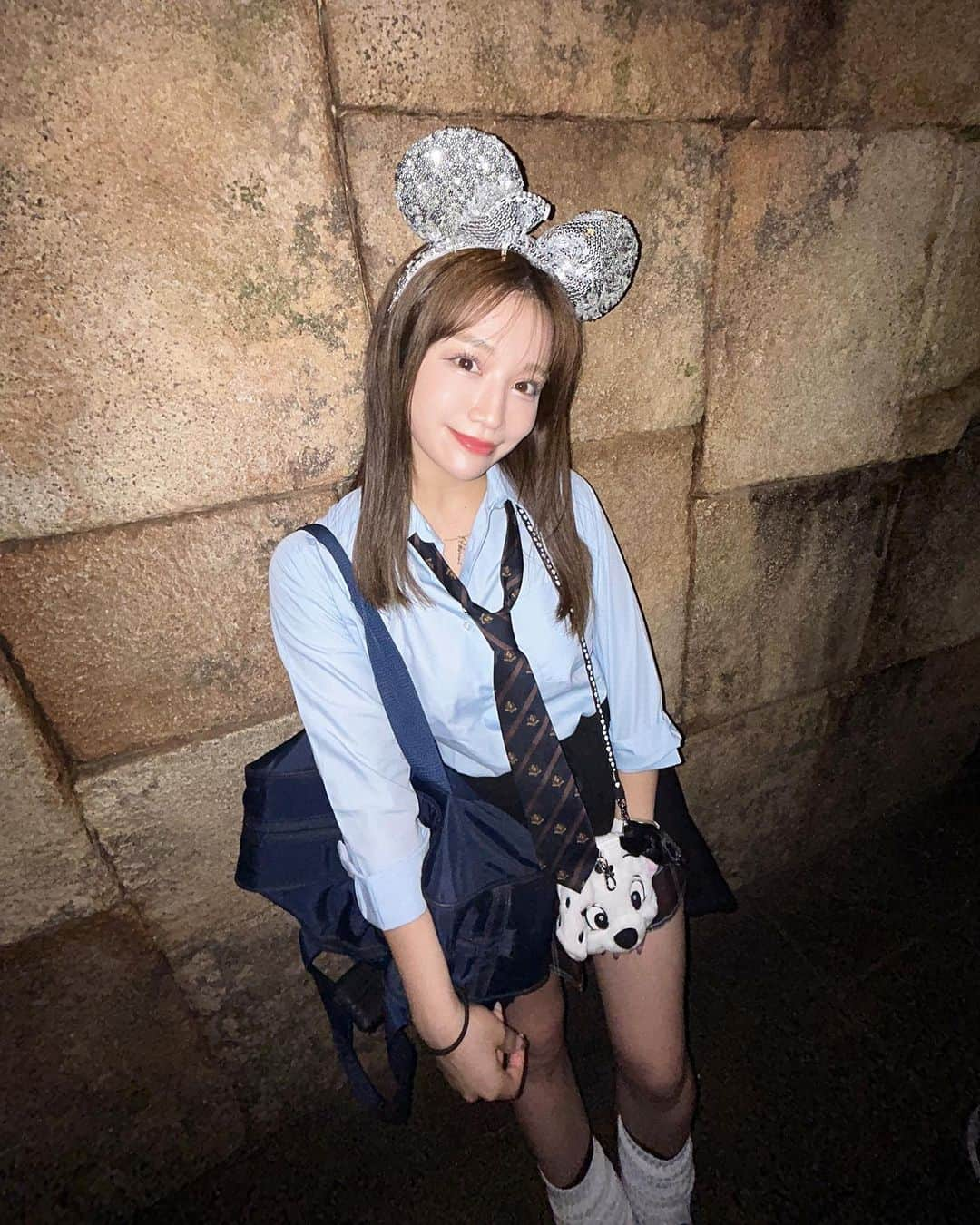 HIKARIのインスタグラム：「🏰🐭 ・ ・ ・ 青春を共にした友達と制服で🫶 処分しちゃう前に思い出作りを💐  (可愛すぎて捨てれなかったの。笑)  高校戻りたくなったよーーー😩  はやめのハロウィンたのしみました🎃❤️  いつ行っても癒される空間💫  _ #disneysea #制服ディズニー  #ハロウィンディズニー #jkブランド #高校  #jk #懐かしの思い出 #コスプレお許しください」