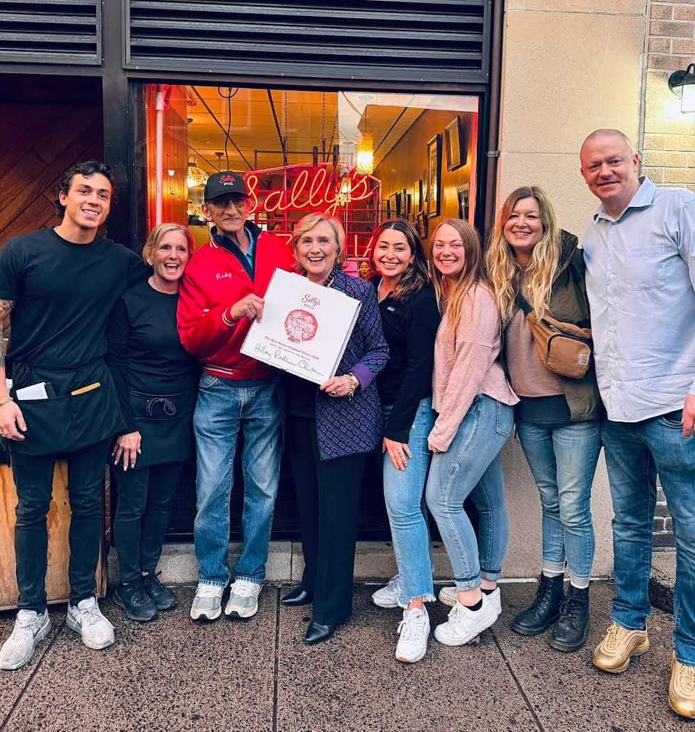 ヒラリー・クリントンのインスタグラム：「I was in New Haven only briefly this weekend for a law school reunion, but in this life you make time for the important things. @sallysapizza 🍕💕 ⁣ ⁣ Photo: Grady Keefe⁣」