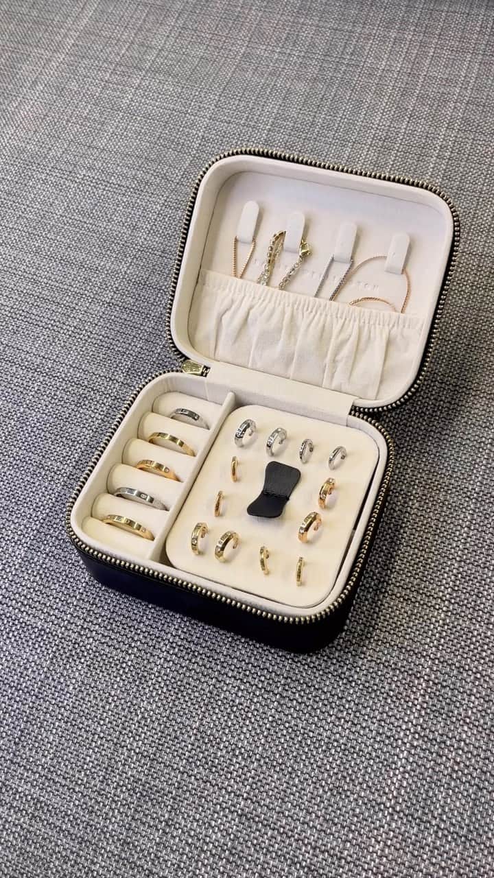 ダニエルウェリントンのインスタグラム：「Introducing the ✨ travel jewelry box ✨.  Holds jewelry, watches, and other tiny cute things. We love it, you’ll love it. Now available on danielwellington.com 🔎 DW99500072」